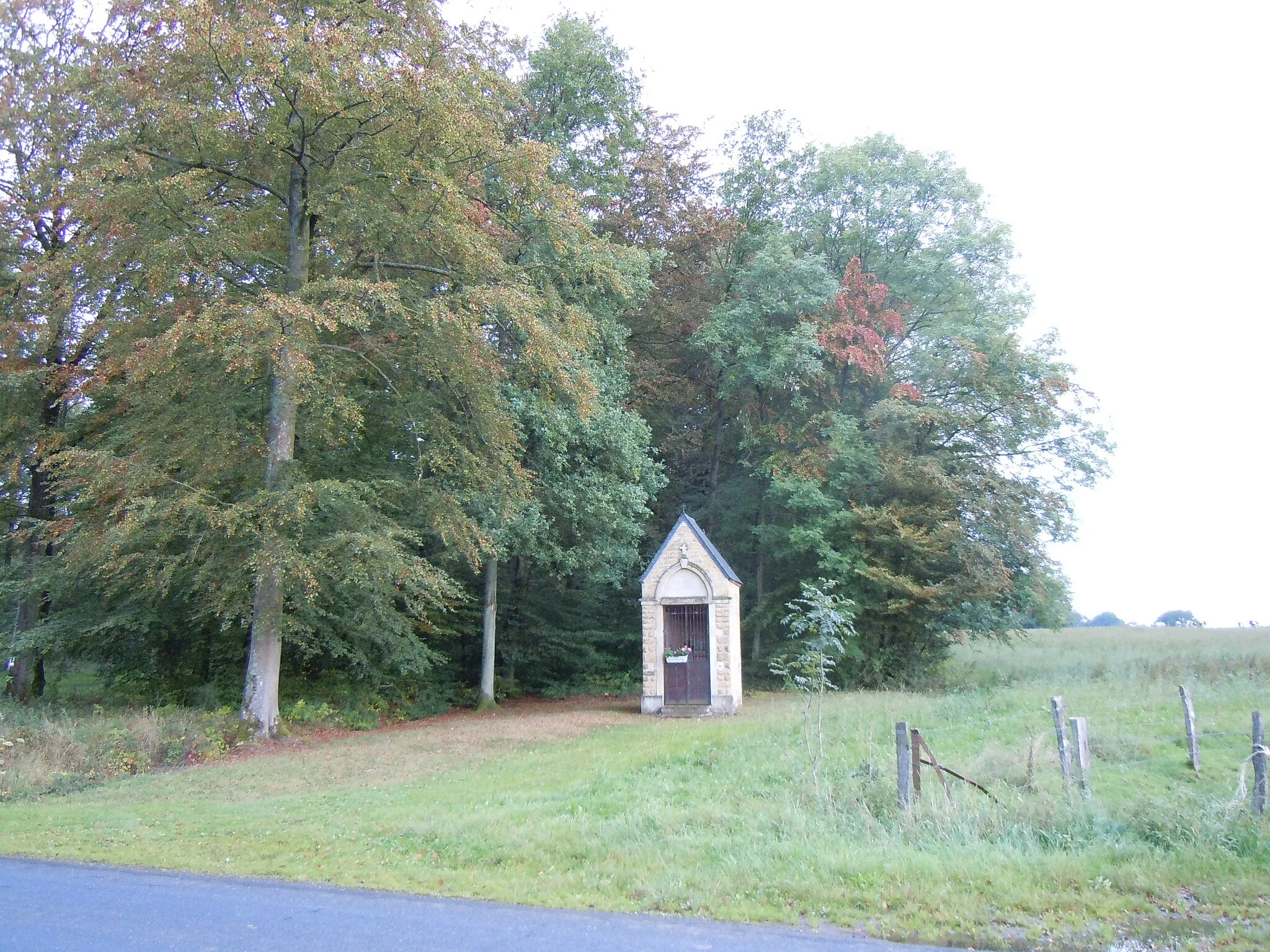 Photo showing: La chapelle Notre-Dame de Lourdes au nord du village belge de Sélange, à l'entrée du bois