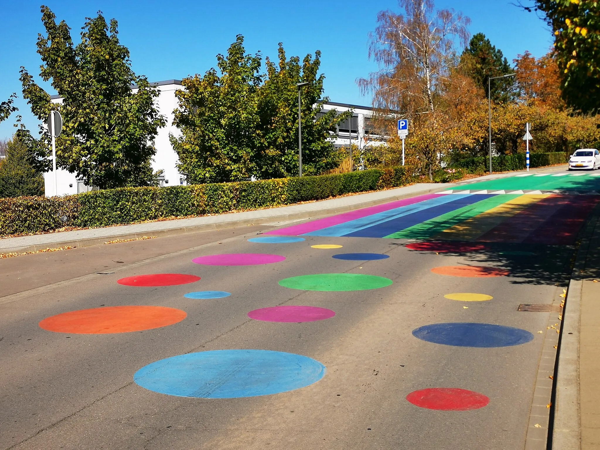 Photo showing: Soleuvre. Marquage routier multicolore devant l'école, non conforme au Code de la route.