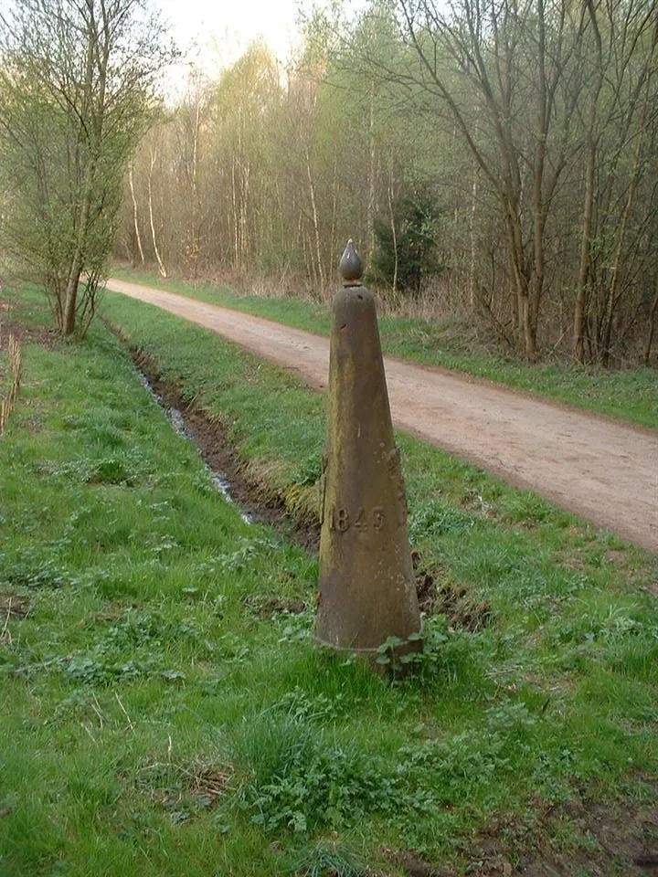 Photo showing: The boundary between the Grand Duchy of Luxembourg ( Oberpallen ) and Belgium ( Tontelange ) - Registrations are : The date when the Boundary stone was placed, its number 121, the coat of arms of the Grand Duchy of Luxembourg and that of Belgium