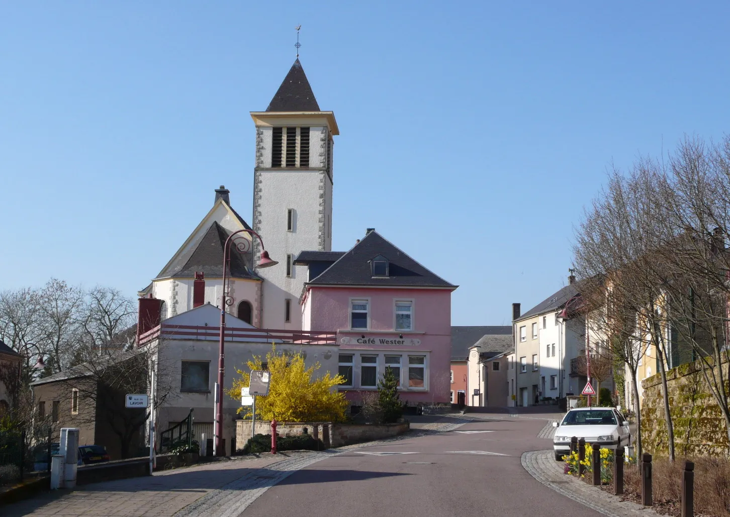 Photo showing: Le centre de Reckange-sur-Mess (Luxembourg) et son église