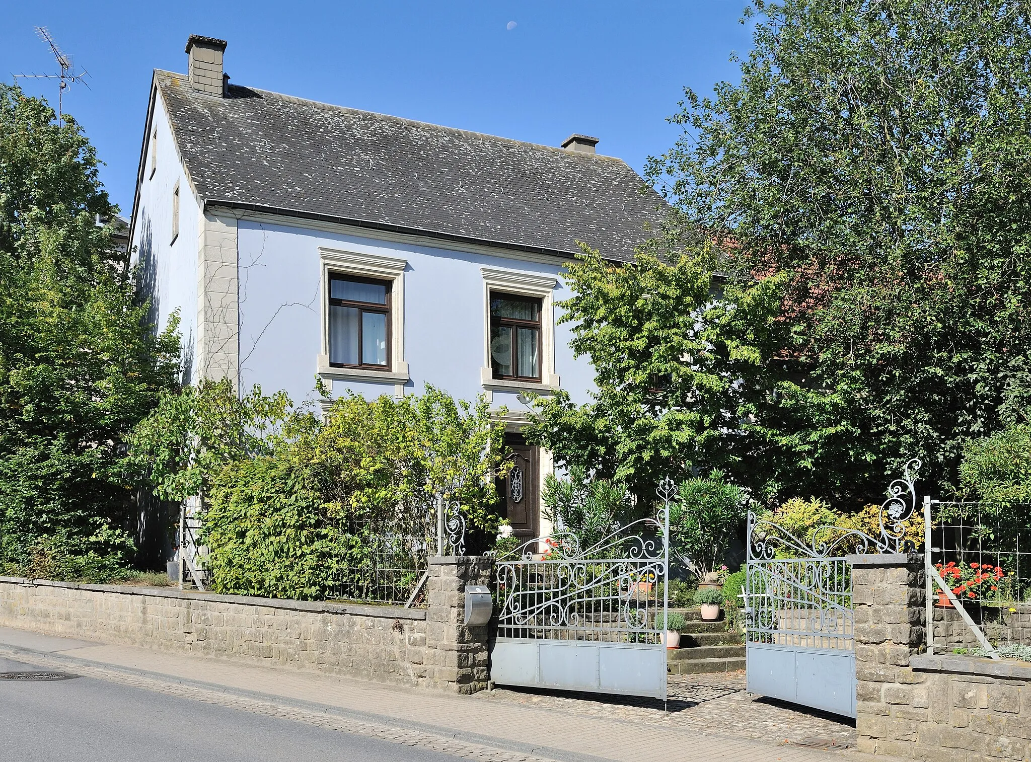 Photo showing: Luxembourg, Olm: house at 2, rue de Capellen. Listed as Cultural Heritage Monument since September 5 1999.
