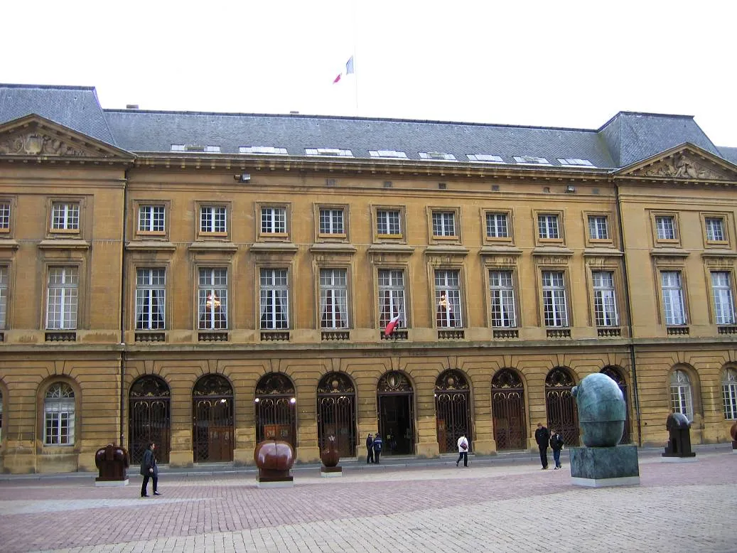 Photo showing: Metz, Rathaus und Skulpturen auf der Place d'armes