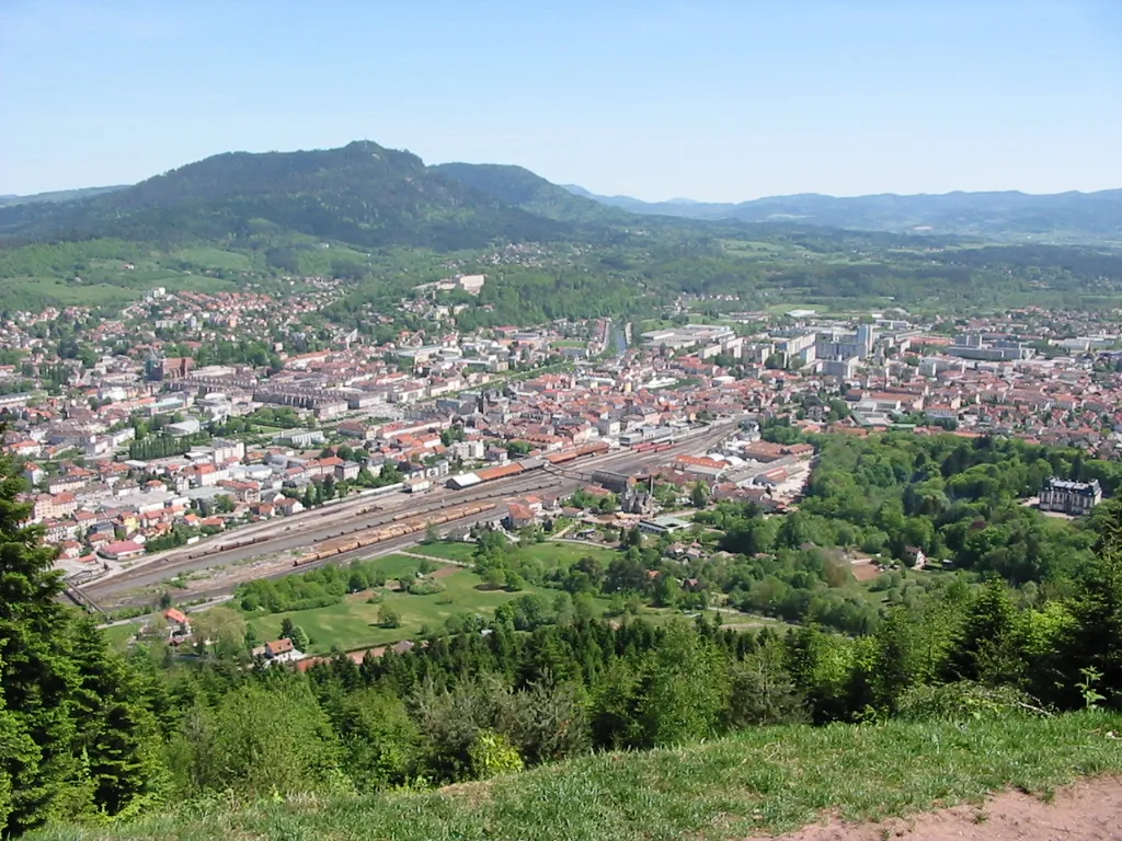 Photo showing: Saint-Dié-des-Vosges

Vue d'ensemble depuis la Roche Saint-Martin.
Photographie personnelle, prise le 4 mai 2003.
Copyright © Christian Amet