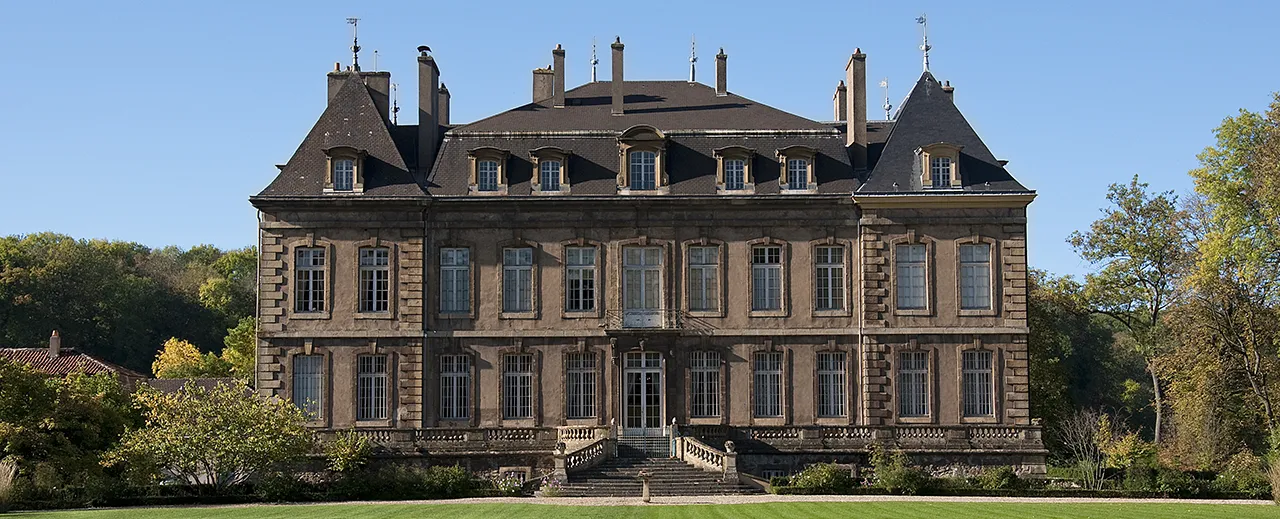 Photo showing: Vue des jardins sur le château de La Grange à Manom
