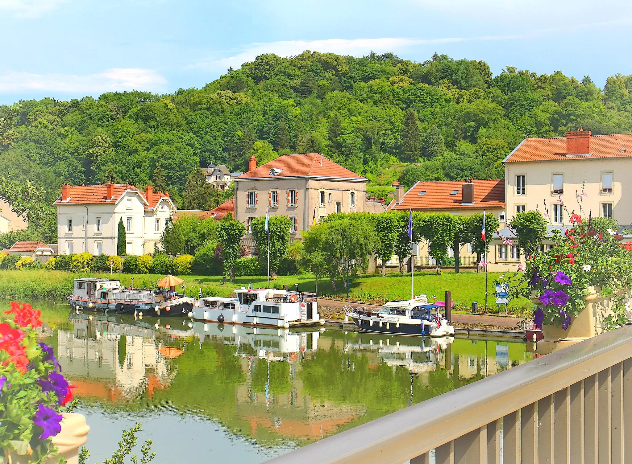 Photo showing: Canal de Meuse depuis le pont Patton