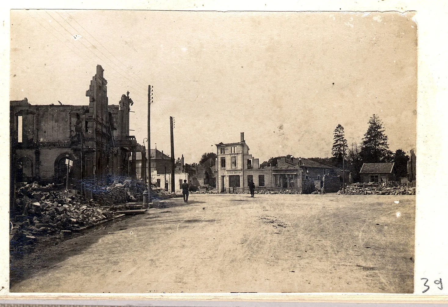 Photo showing: Vue d'une rue de Sermaize-les-Bains (Marne) bordée de maisons en ruine suite au bombardement de la ville.
1915.

Guerre 1914-1918.