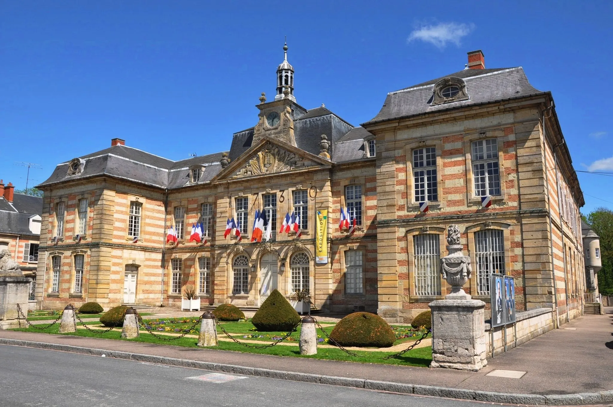 Photo showing: Town hall of Sainte-Ménéhould (Marne, France).