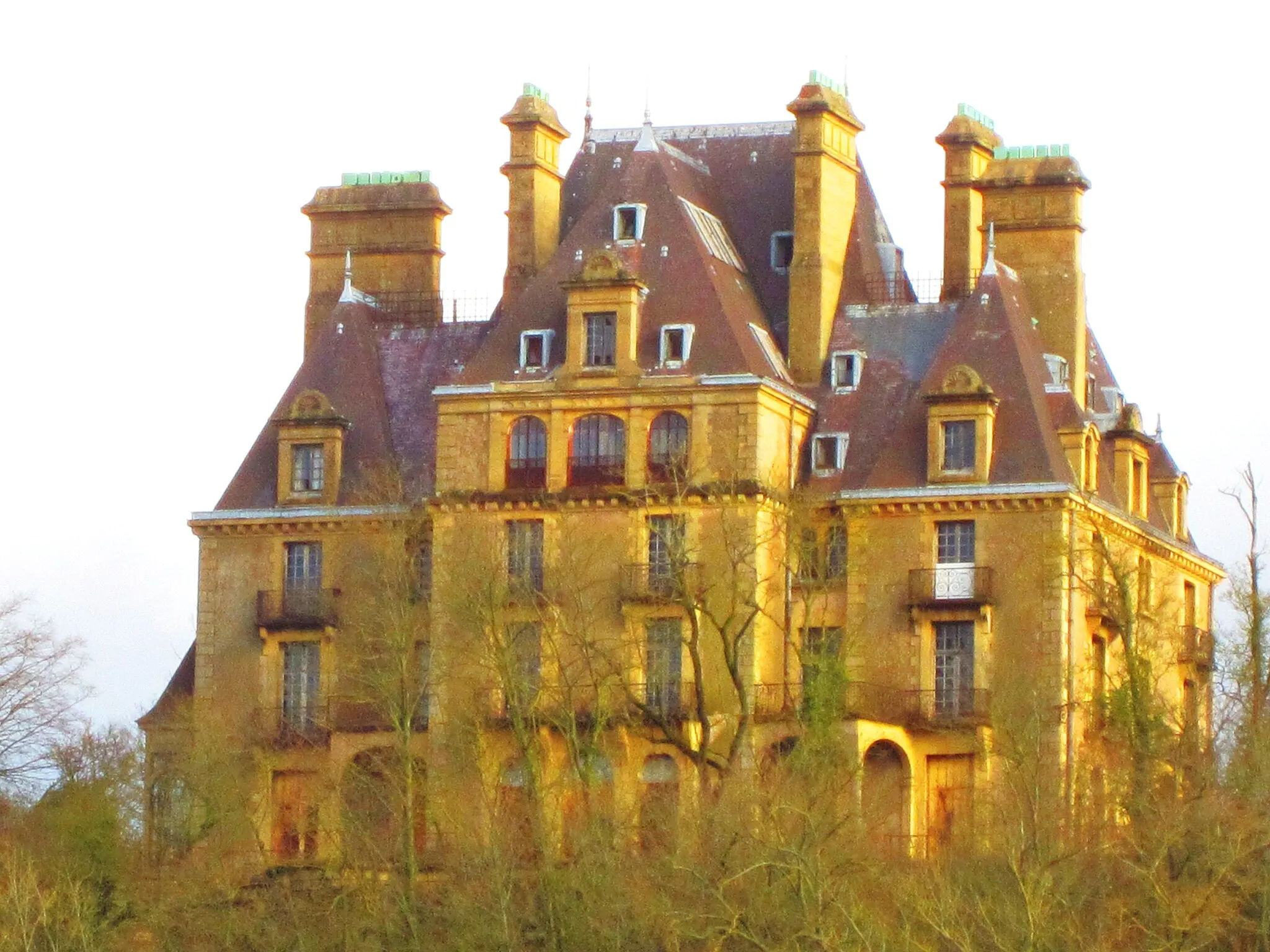 Photo showing: Château de Brouchetière, Jœuf, France (château construit après son mariage en 1905 pour Maurice de Wendel, dans le parc du château de son père, Henri de Wendel; construit par l'architecte t Pierre-Victor Cuvillier)