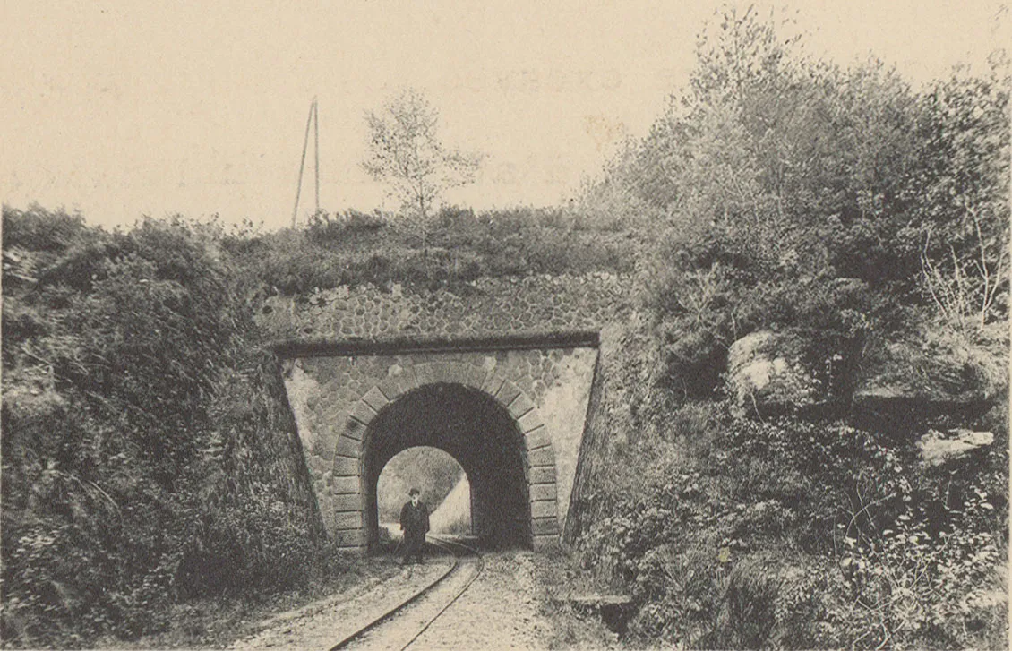 Photo showing: Carte postale représentant une ligne ferrovière passant dans les roches d'Olima à Chantraine