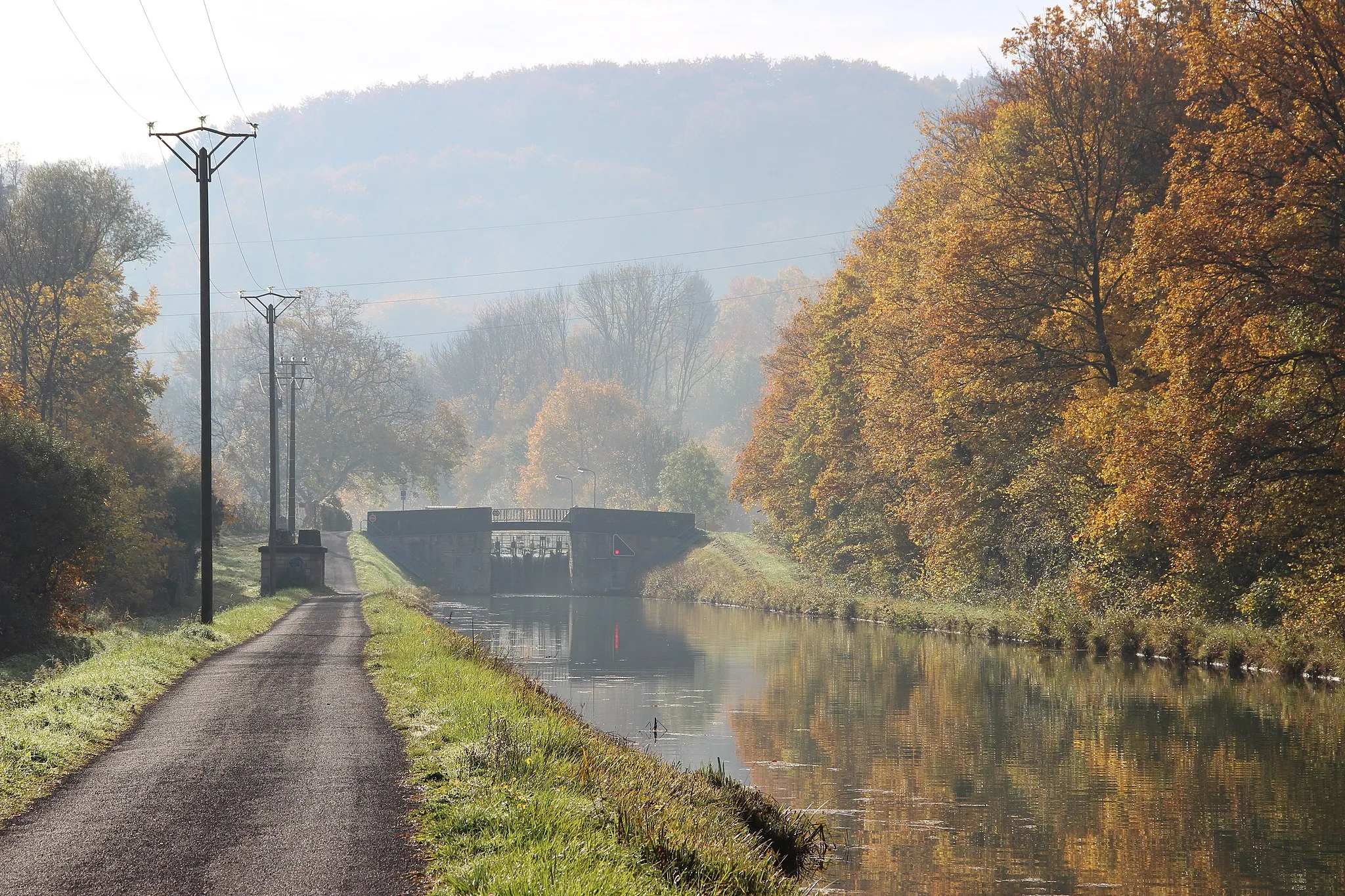 Photo showing: Canal de la Marne au Rhin à Tronville en automne
