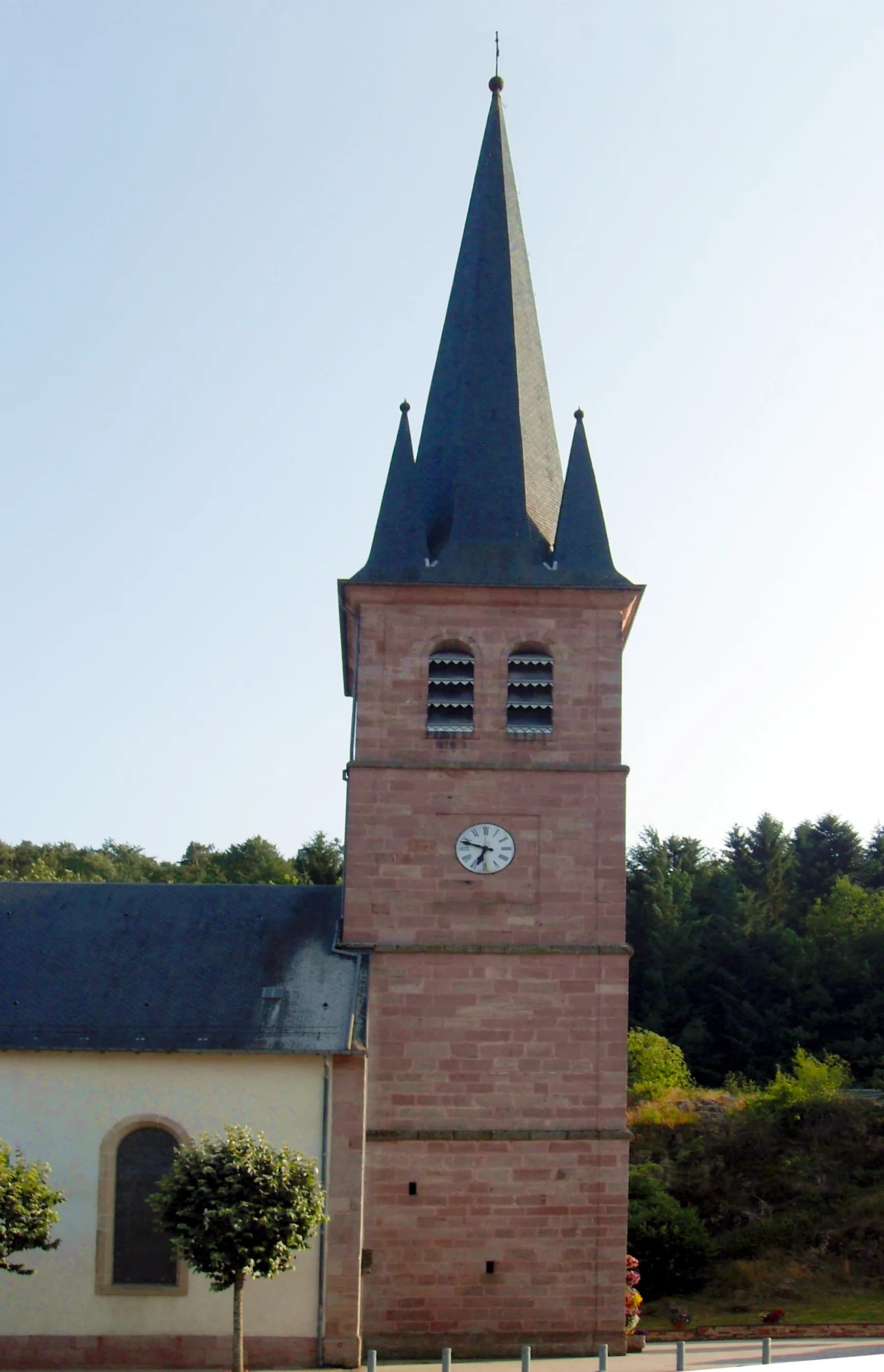 Photo showing: La tour d'église Saints-Nabord-et-Gorgon à Saint-Nabord, côté nord-est