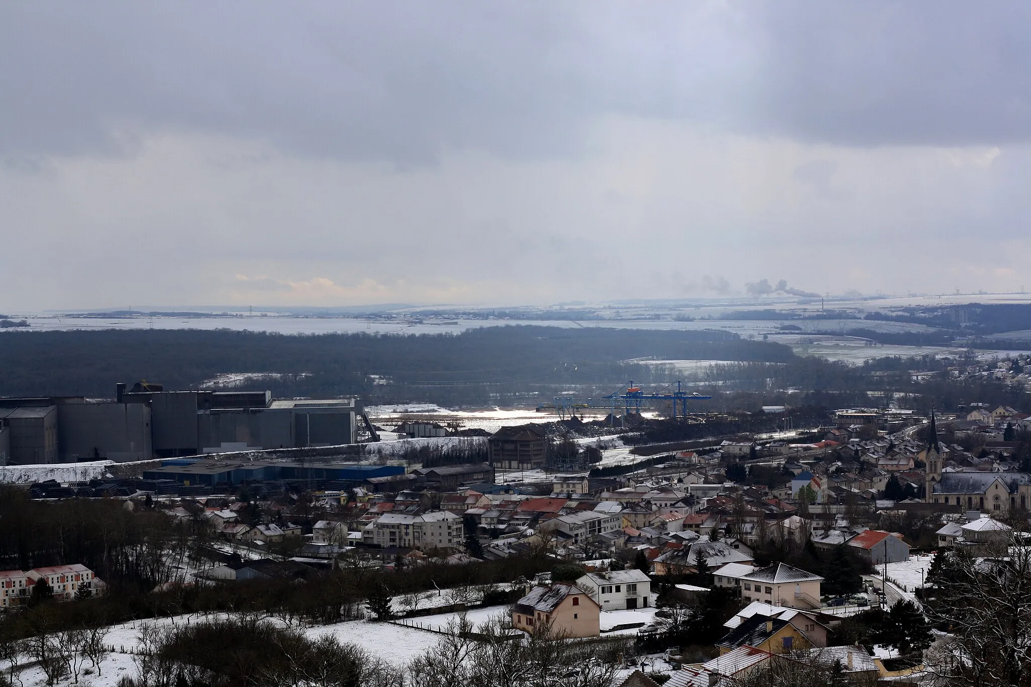 Photo showing: Neuves-Maisons, panorama depuis la forêt de Haye vers les usines et la vallée de la Moselle .