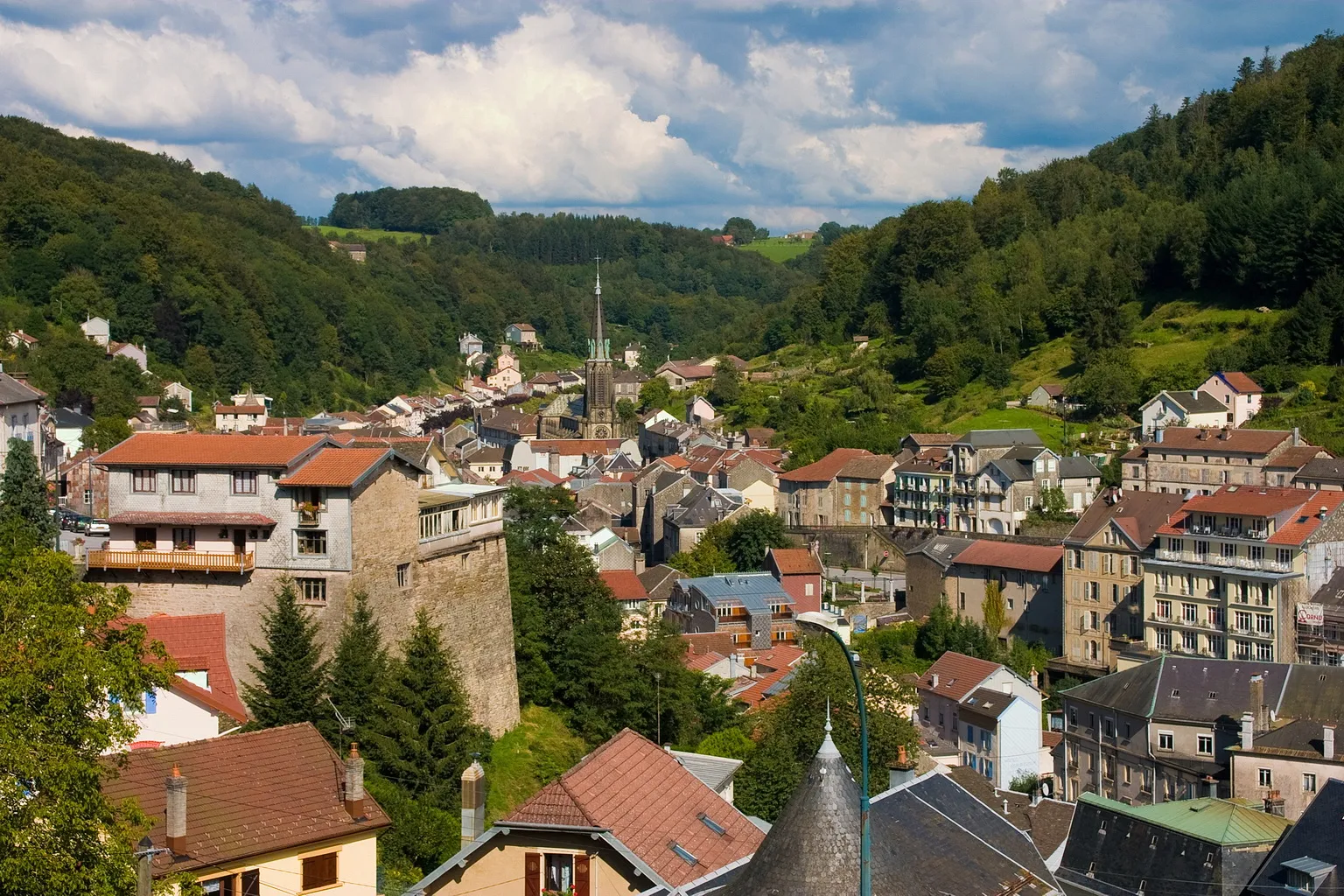 Photo showing: Vue sur Plombières les Bains depuis l'Ouest (prise depuis la route d'Epinal).