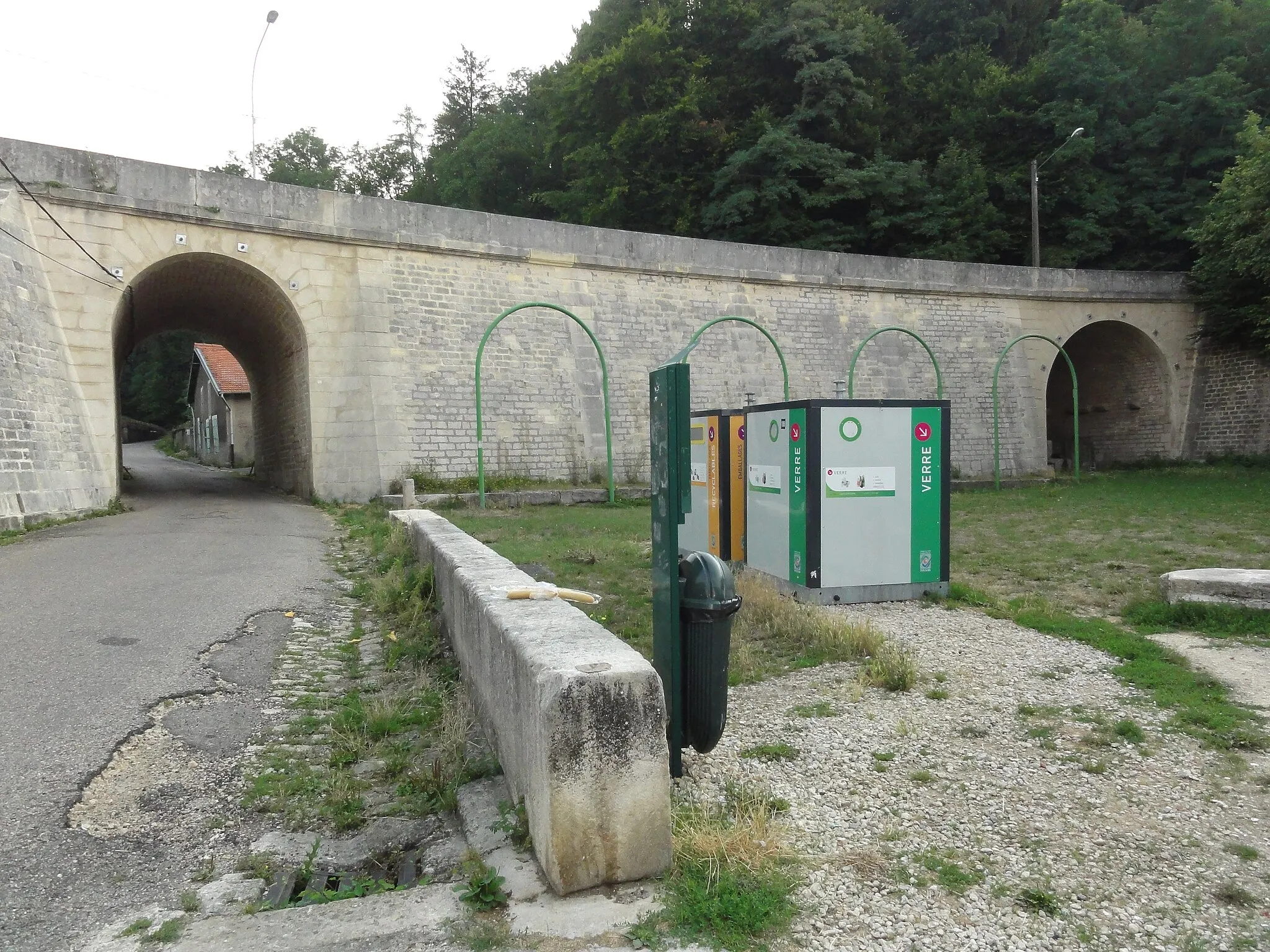 Photo showing: Foug (Meuse) viaduc avec à droite lavoir sous viaduc