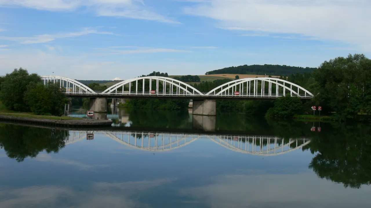 Photo showing: Bow-string bridge