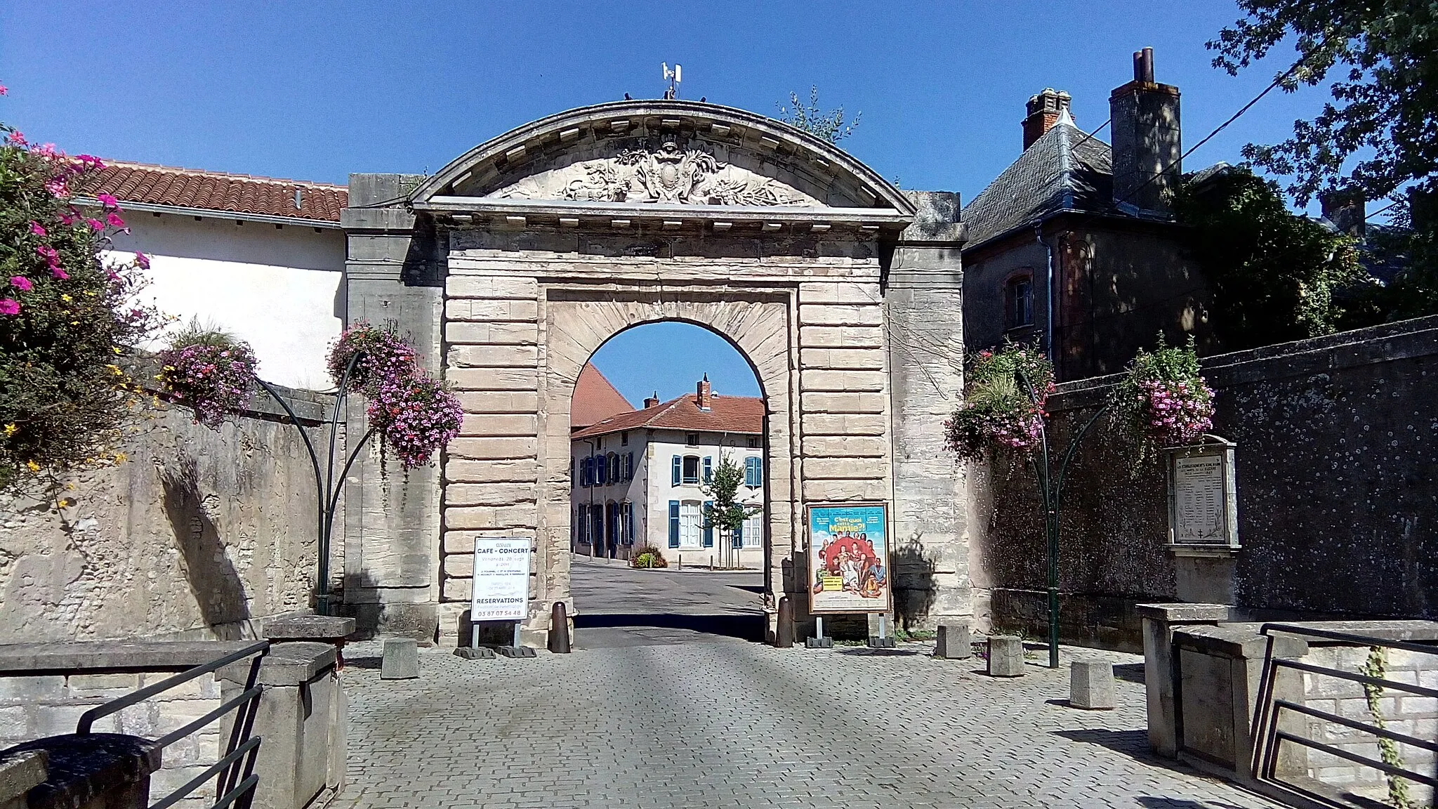 Photo showing: Dieuze Porte d'entrée de la Saline. Vue prise le 4 septembre 2019