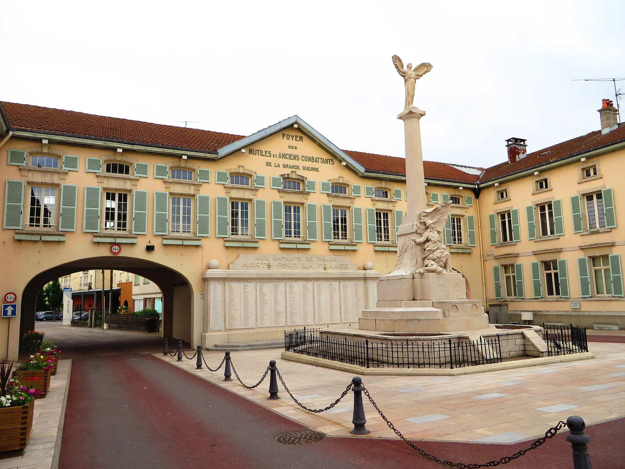 Photo showing: Thaon-les-Vosges Le monument aux morts