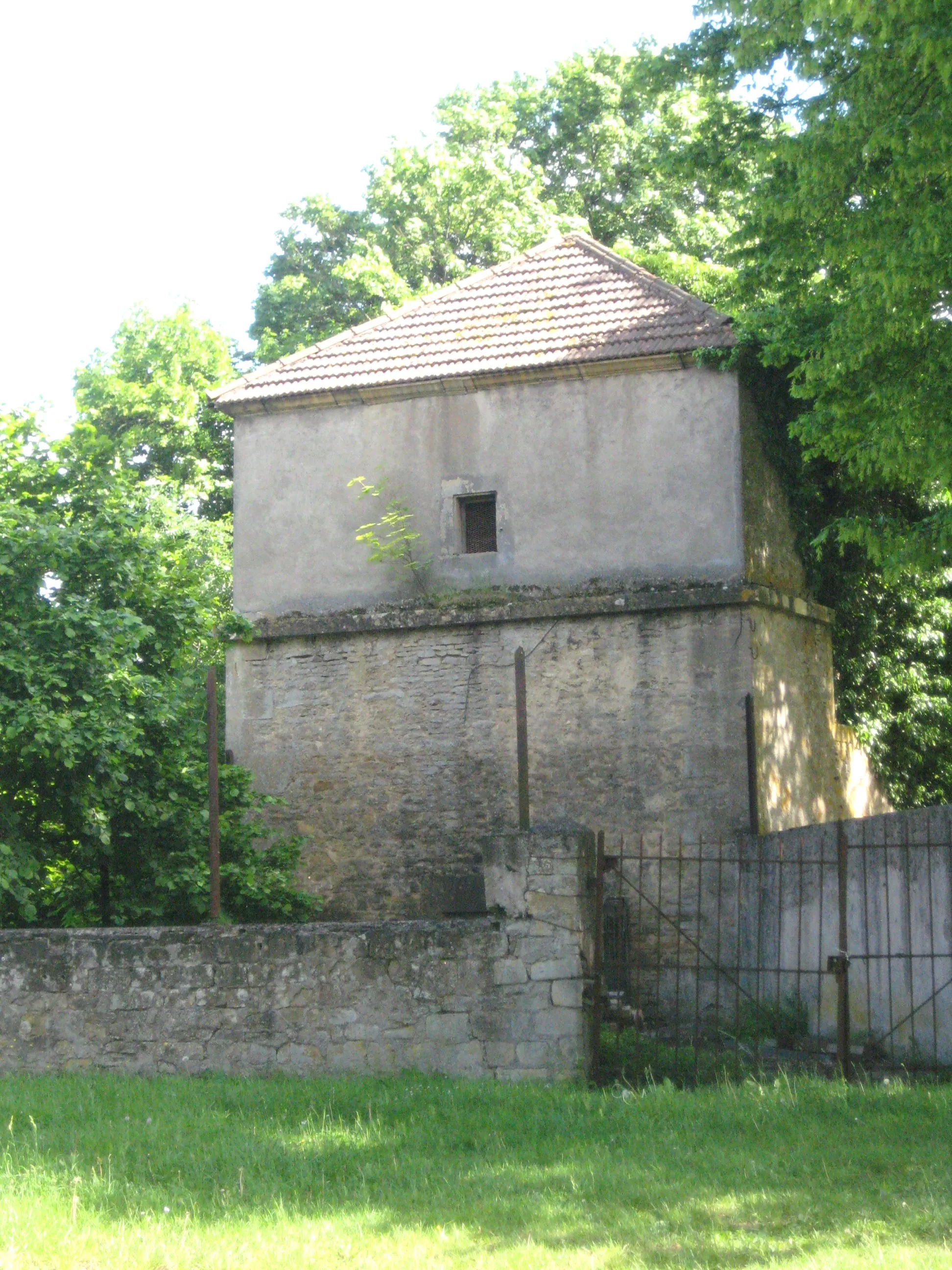 Photo showing: DescriptionPigeonnier Montois la Montagne.jpg

Tour du colombier de Montois la Montagne
Date

22 May 2009
Source

mon appareil photo
Author

Aimelaime