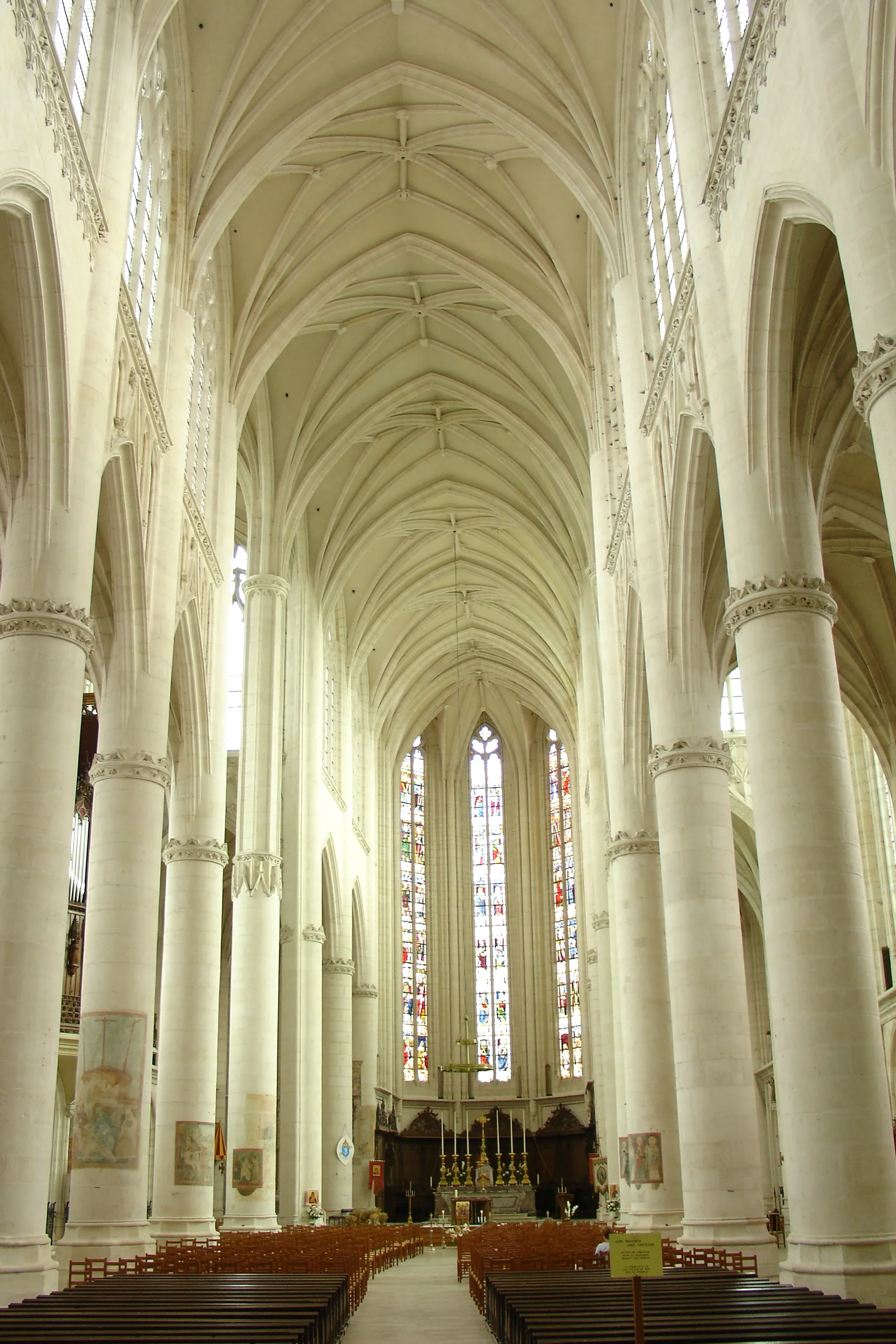 Photo showing: Nef de la basilique de Saint-Nicolas-de-Port