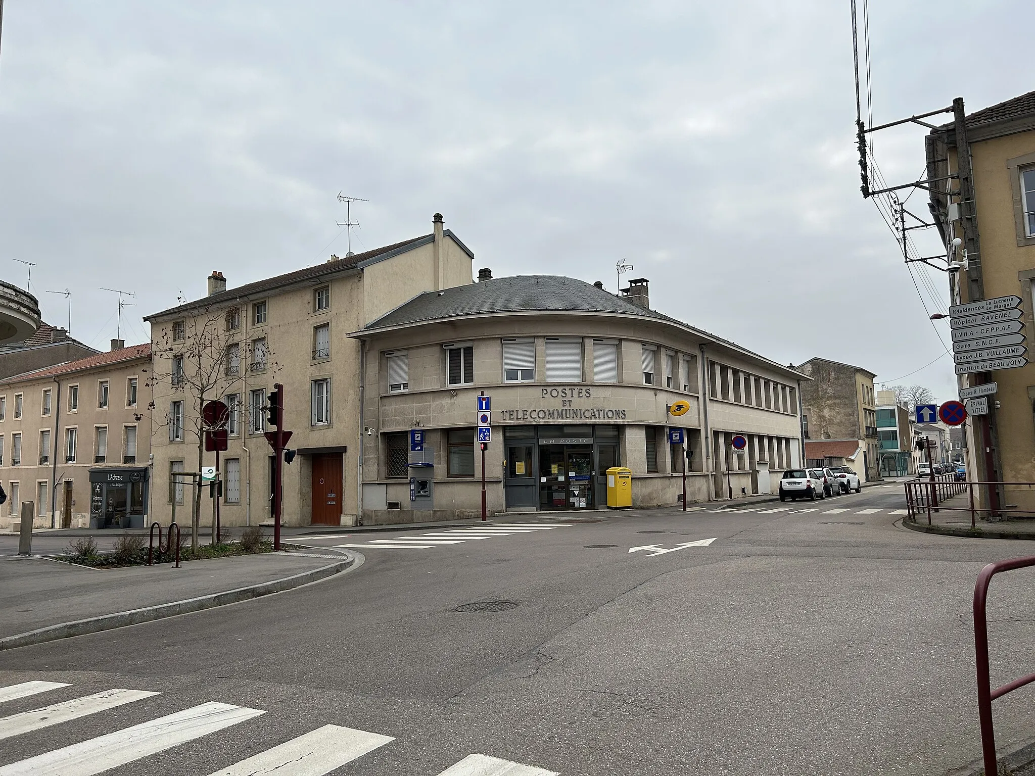 Photo showing: Mirecourt - rue Sainte-Cécile et La Poste