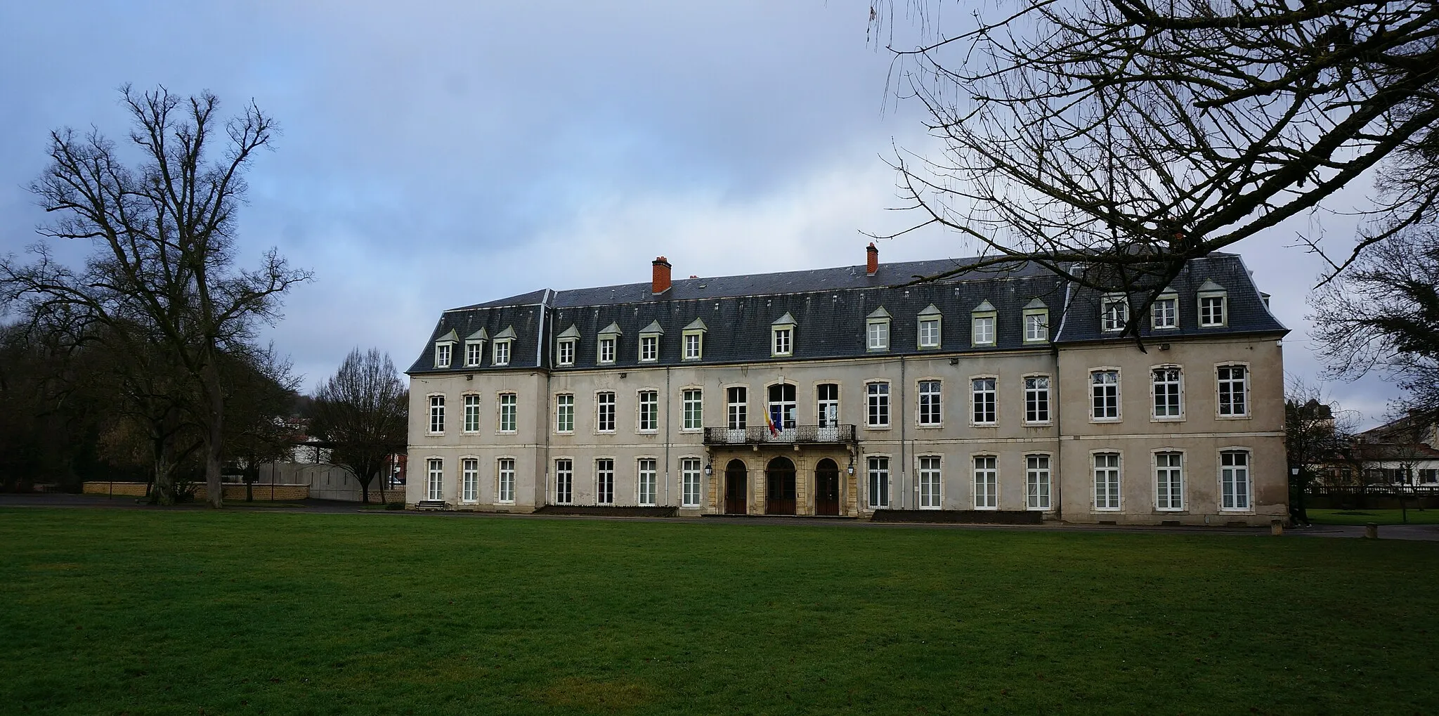 Photo showing: VUe du Château du bas .