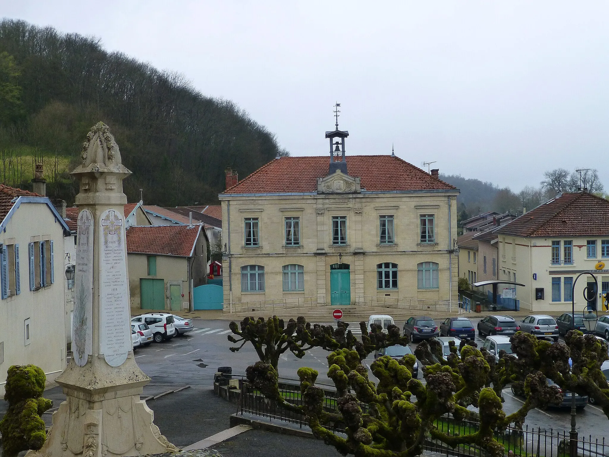 Photo showing: Place de la Mairie à Fains-les-Sources (Fains-Véel, Meuse)