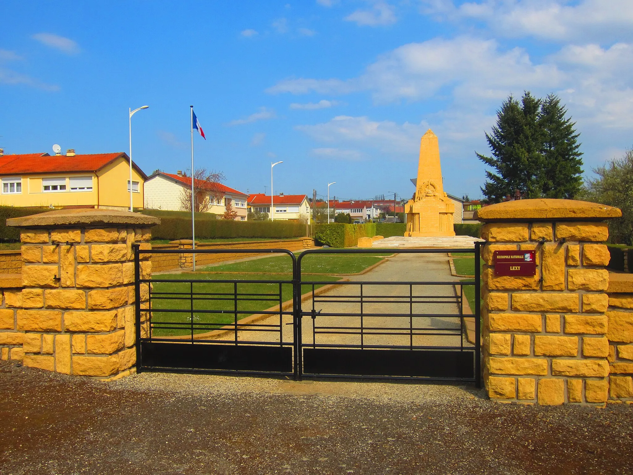 Photo showing: Lexy war cemetery french