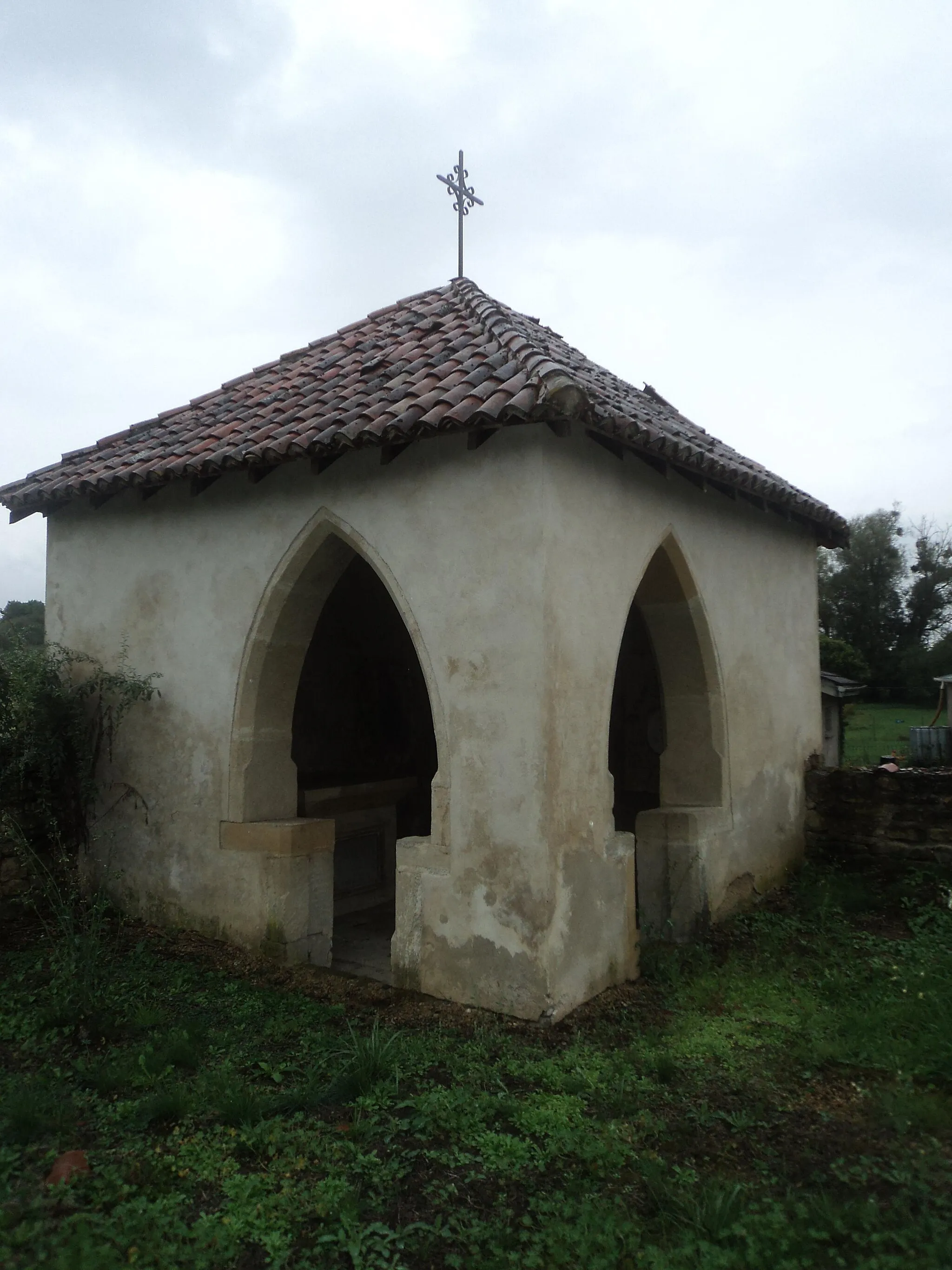 Photo showing: Vue de l'Ossuaire Saint-Delis dans l'ancien cimetière de Tucquegnieux village