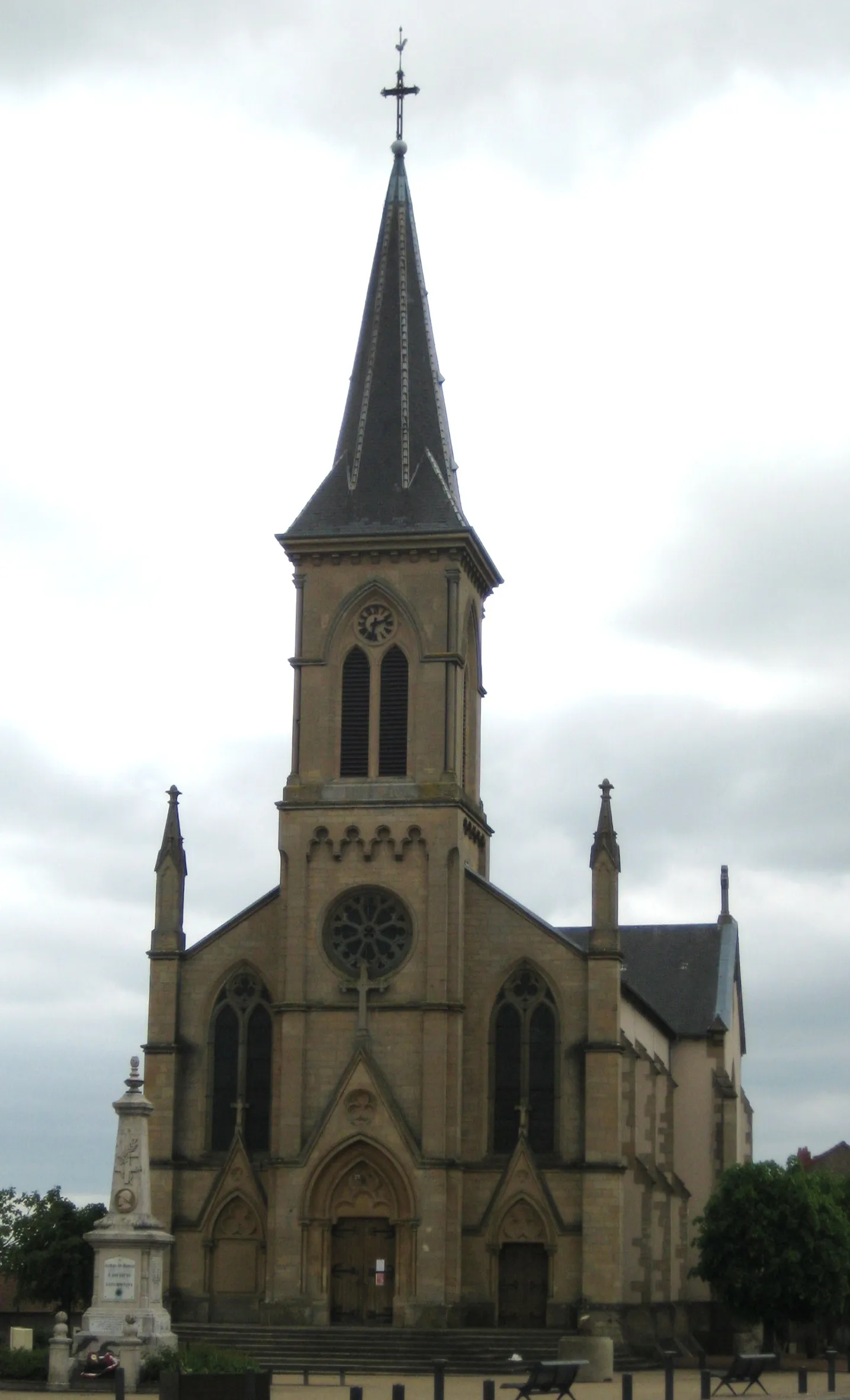 Photo showing: DescriptionEglise Audun Roman.jpg

Église Audun le Roman
Date

16 May 2009
Source

mon appareil photo
Author

Aimelaime