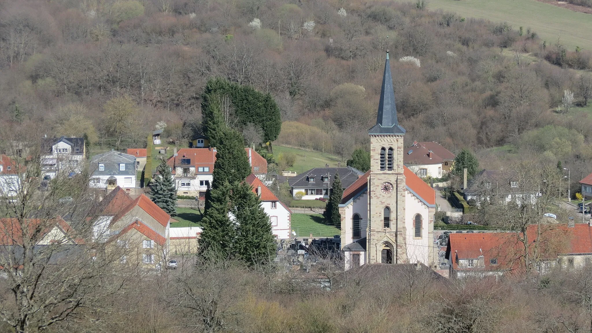 Photo showing: Vue de l'église Saint-Pierre d'Alsting depuis les hauteurs du village.