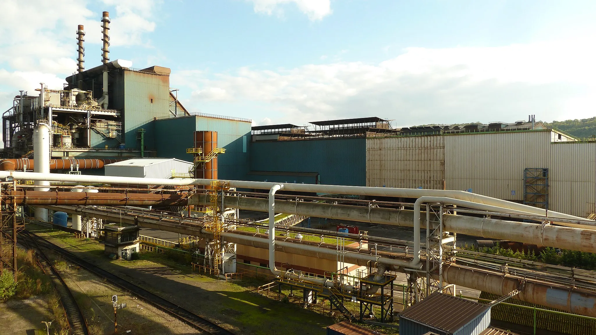 Photo showing: View of the ArcelorMittal steel mill at Serémange (part of Florange Ironworks), from the hot stoves of the P6 blast furnace. When the picture was taken, the mill has just been shut down.