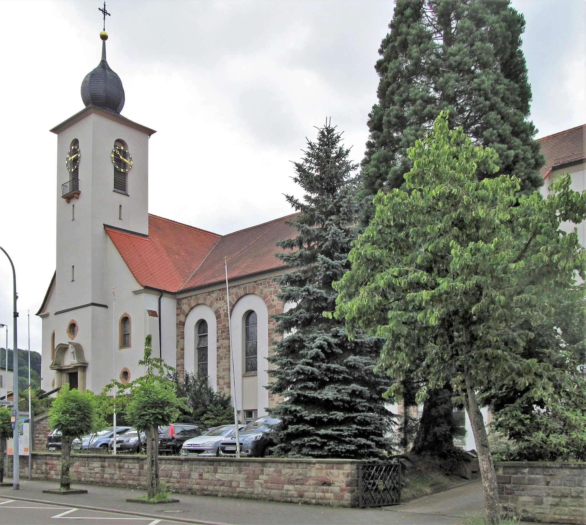 Photo showing: Die katholische Pfarrkirche Herz Jesu in Oberwürzbach, einem Stadtteil von St. Ingbert, Saarland