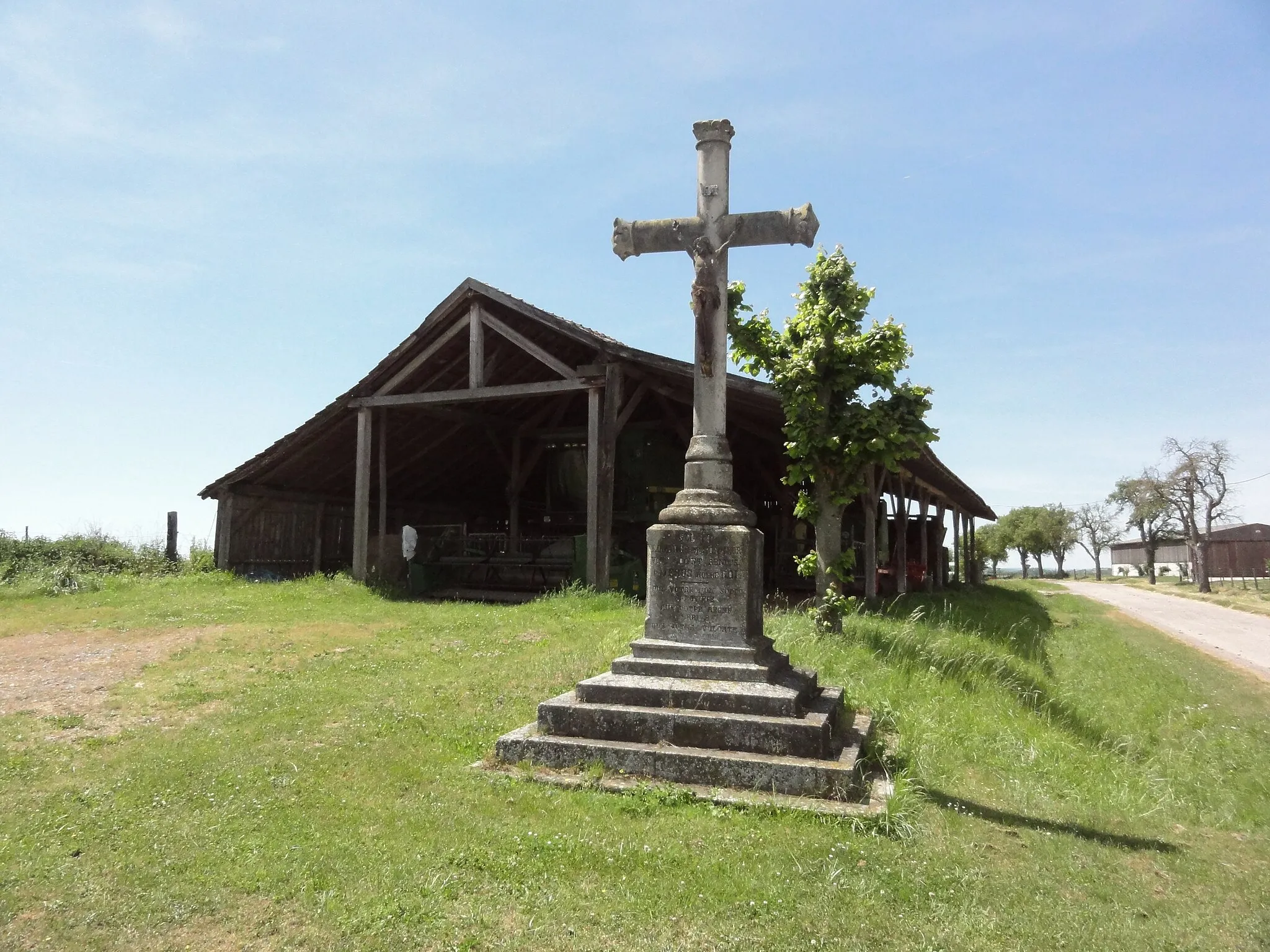 Photo showing: Blanche-Église (Moselle) croix et hangar agricole