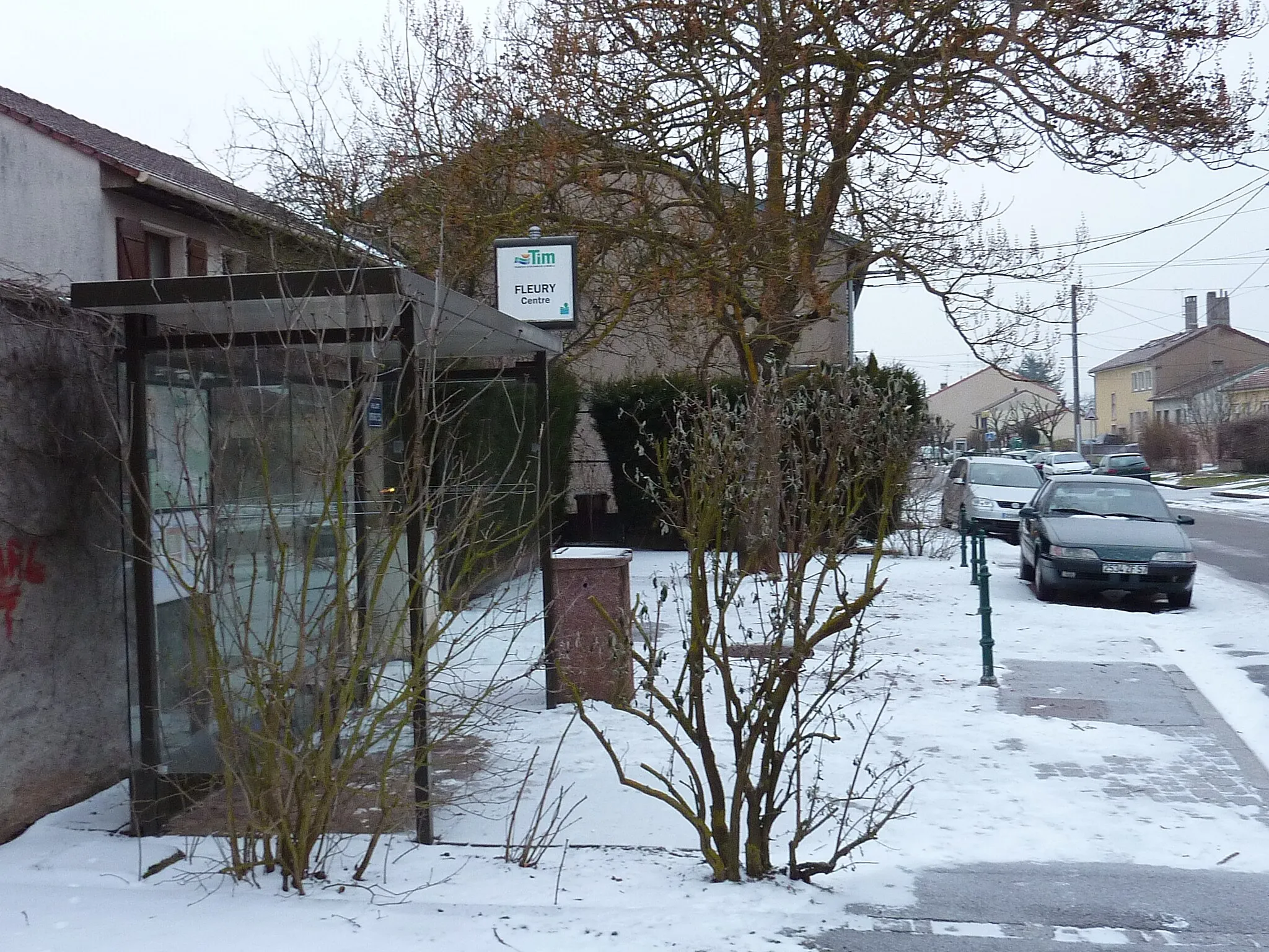 Photo showing: The Centre stop of the TIM (interurban passenger transport in the department of Moselle) on Gérard Mansion Street in Fleury (Moselle), France.