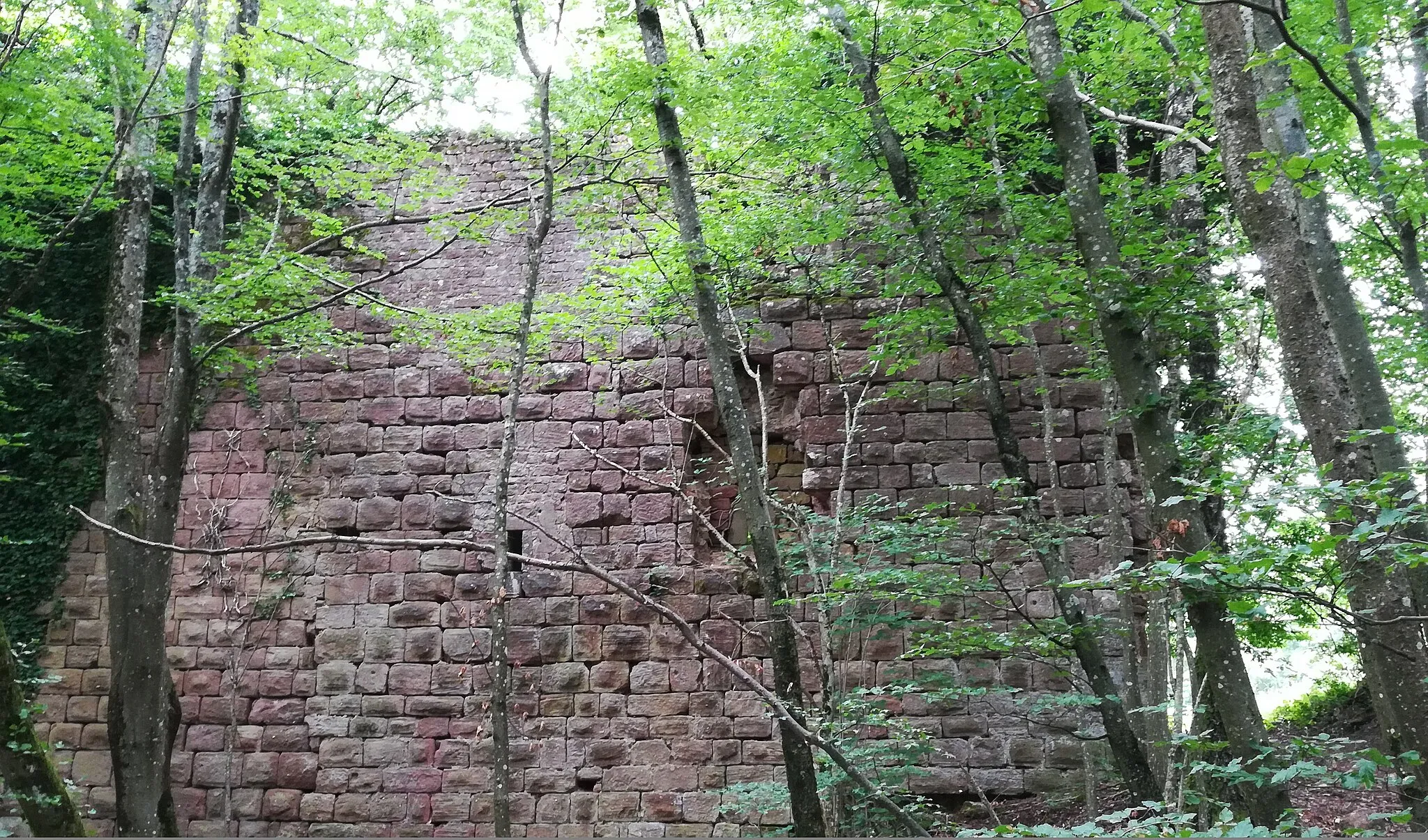 Photo showing: Pierres à bossages, latrines.