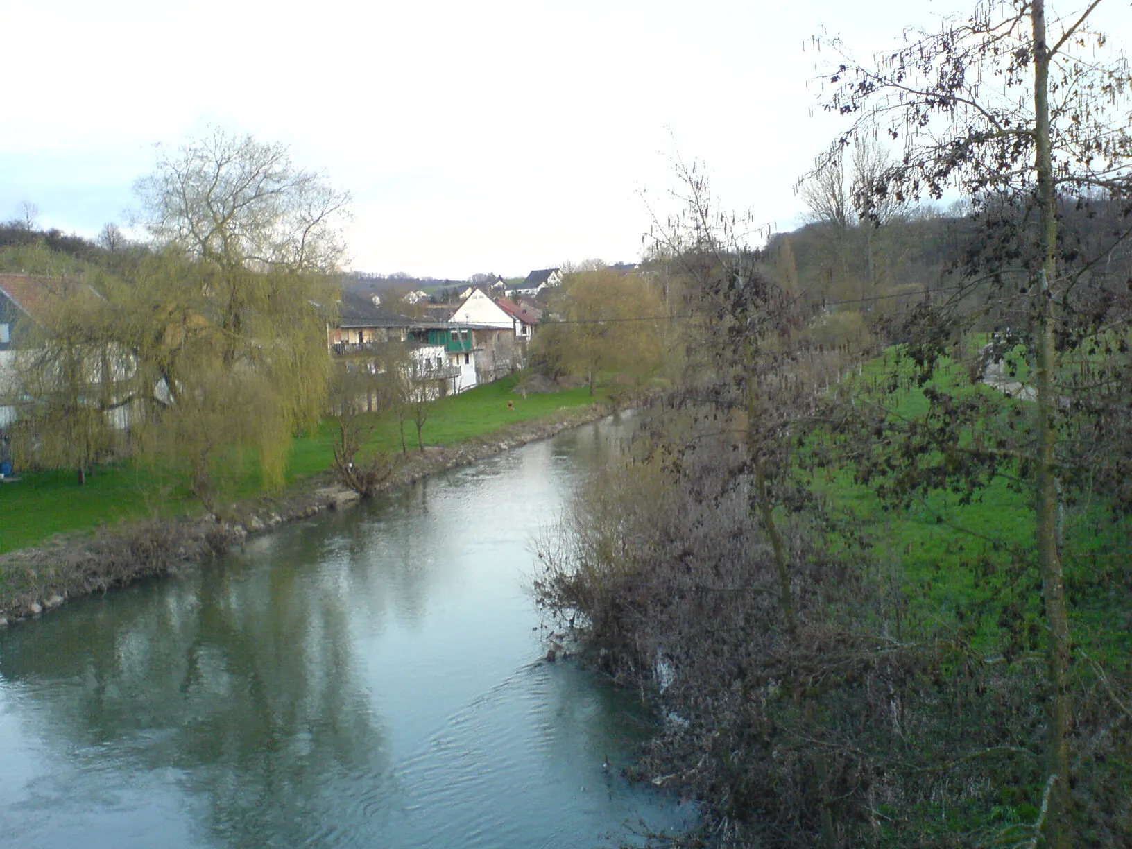 Photo showing: Blick von der Niedbrücke in Niedaltdorf auf die Nied