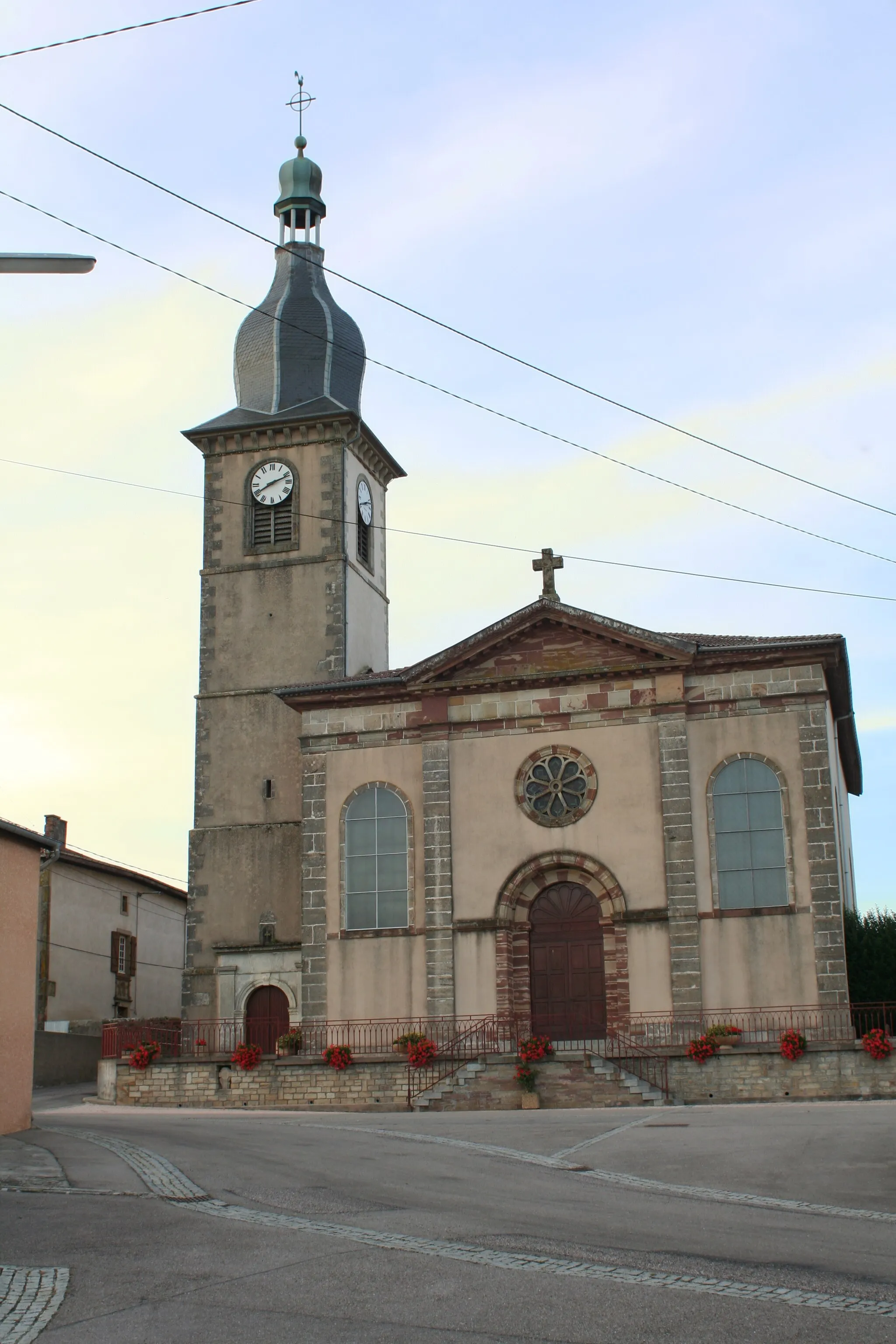 Photo showing: Façade occidentale de l'église Saints-Simon-et-Jude de Rehaincourt (Vosges)