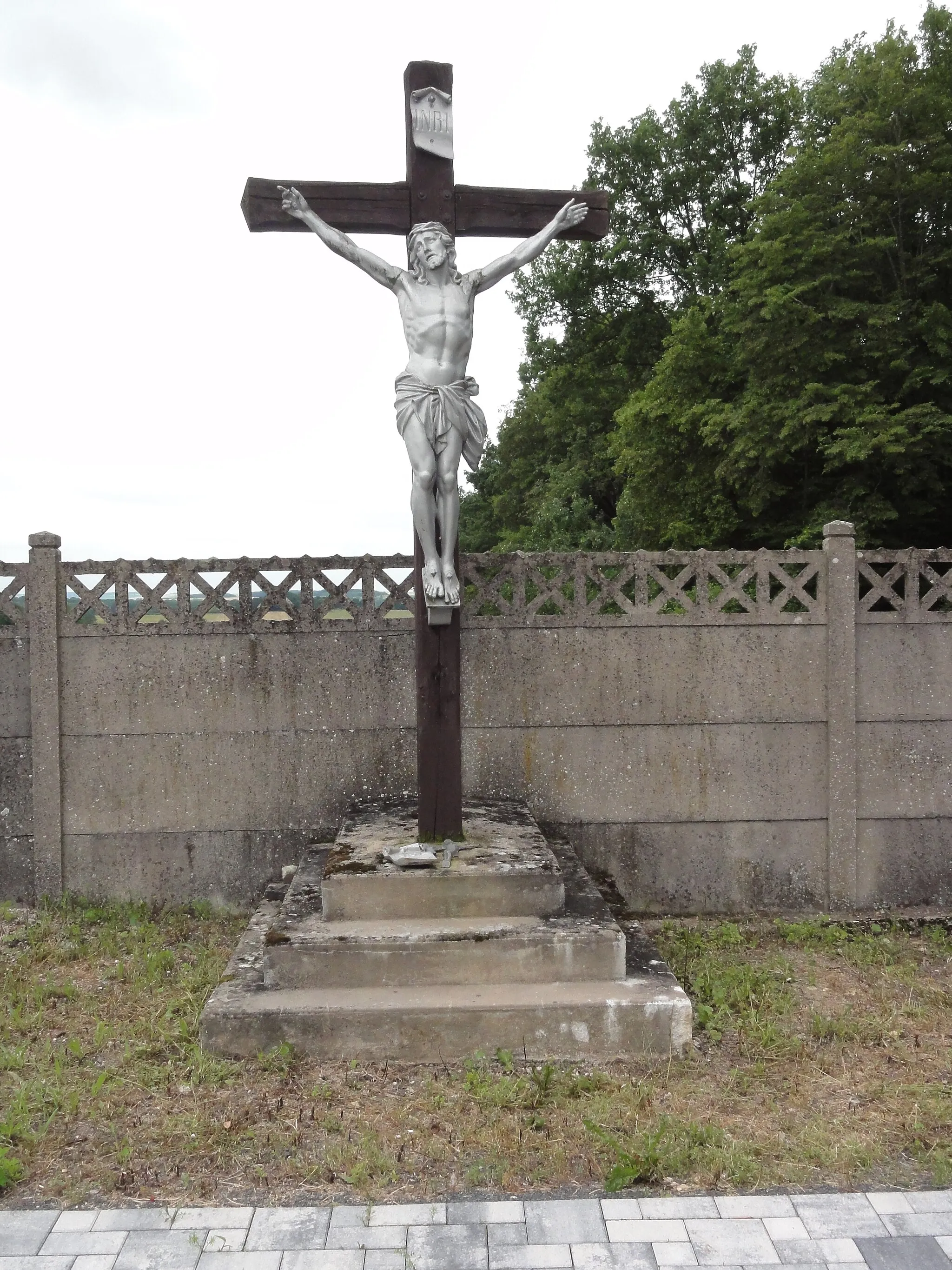 Photo showing: Vaucourt (M-et-M) croix de cimetière