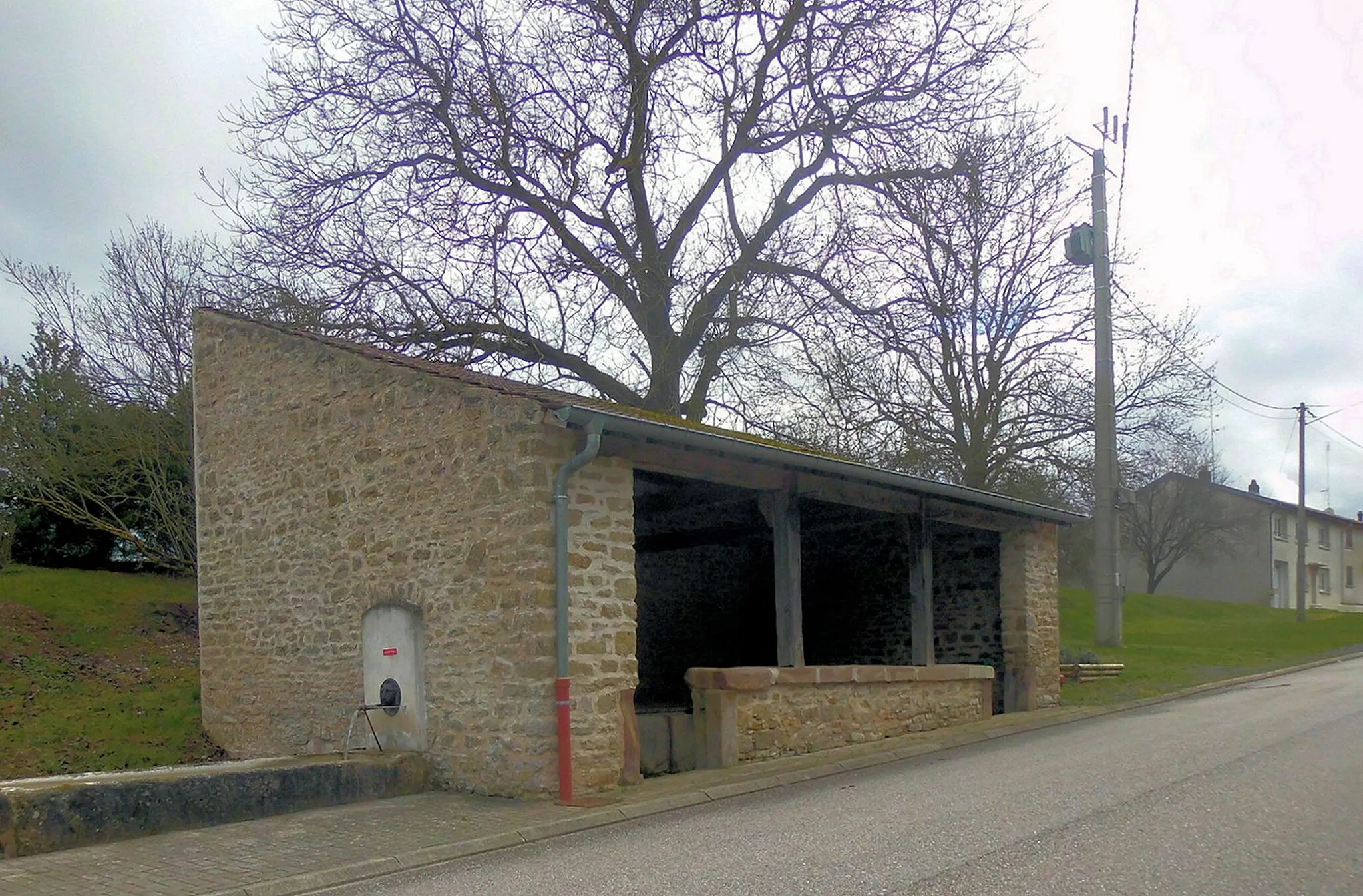 Photo showing: L'ancien lavoir de Vennezey