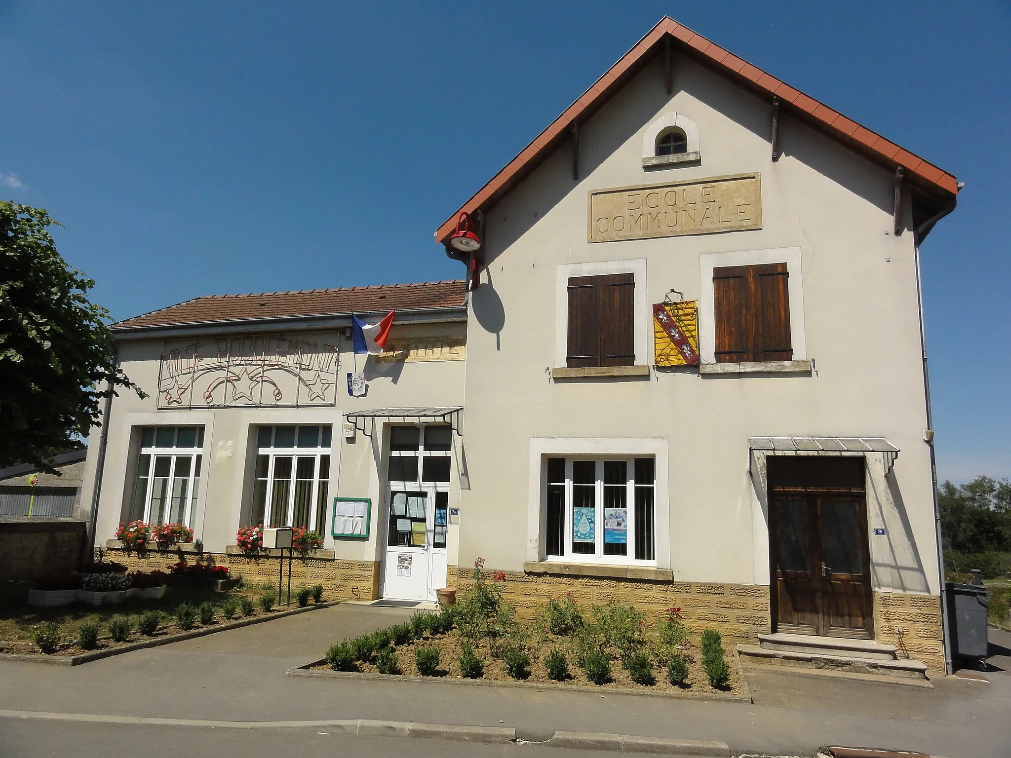 Photo showing: Ville-Houdlémont (Meurthe-et-M.) mairie-école