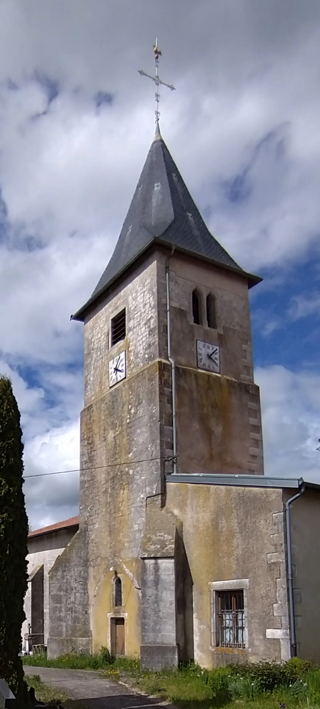 Photo showing: Vitrey (clocher-tour, base romane)