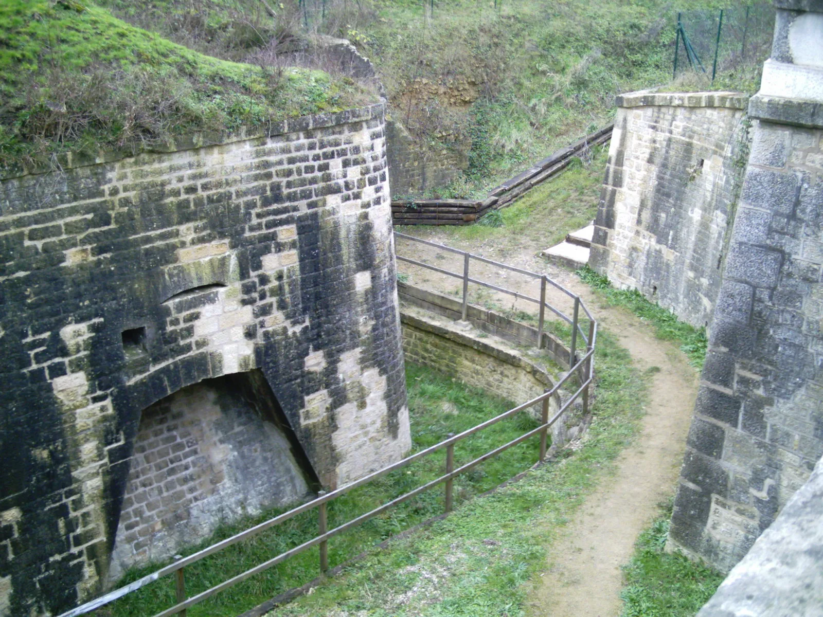 Photo showing: Fortification externe autour du village de Villey-le-Sec, a hauteur du croisement D909 / route d'accès au camping