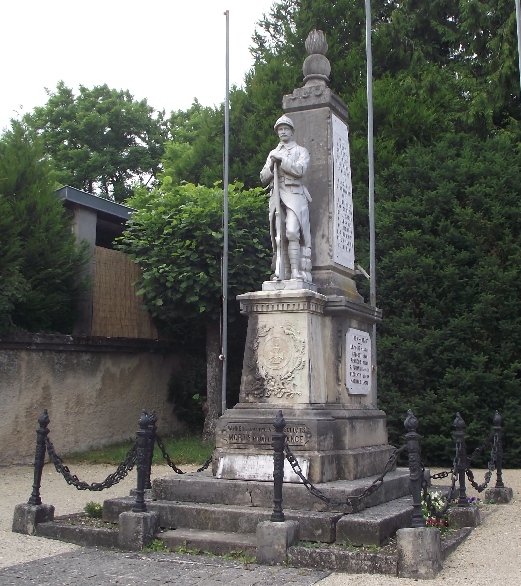 Photo showing: Monument aux Morts Vannes-le-Châtel en mémoire des Morts des deux guerres 1914-1918 et 1939-1945.