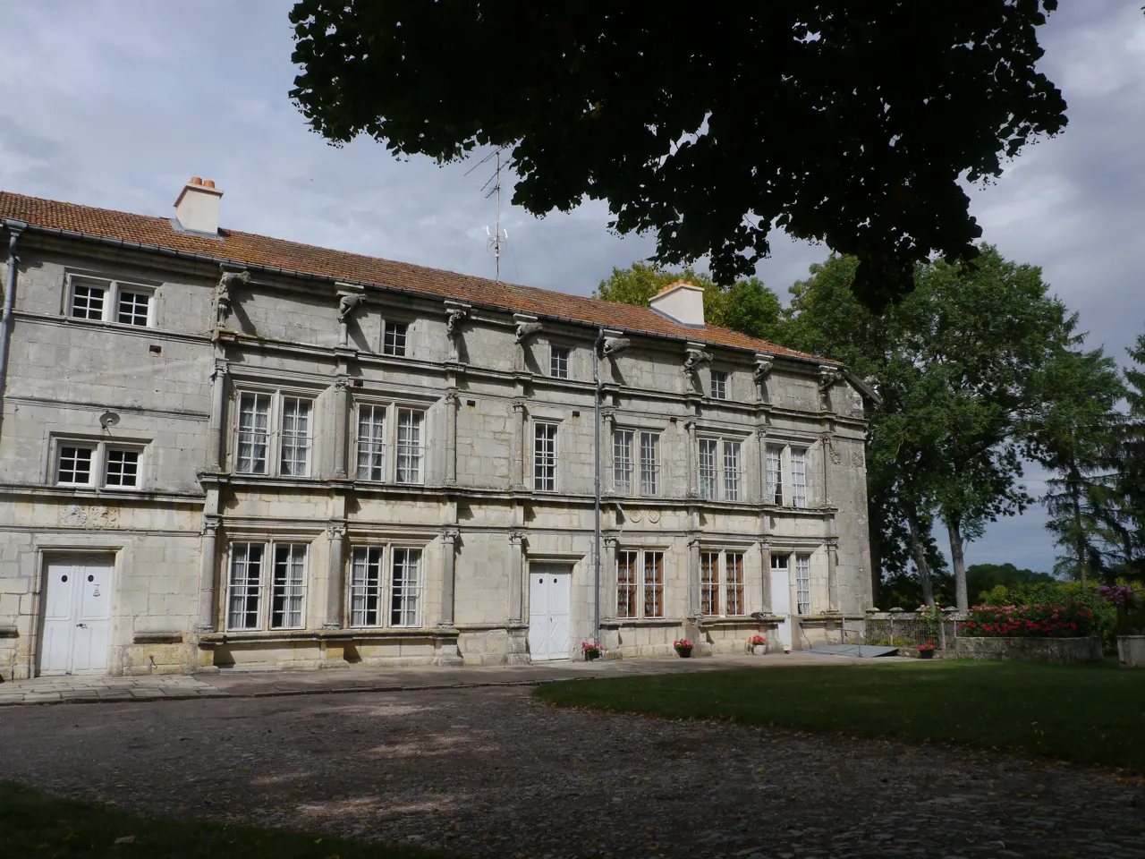 Photo showing: This building is inscrit au titre des monuments historiques de la France. It is indexed in the base Mérimée, a database of architectural heritage maintained by the French Ministry of Culture, under the reference PA00106028 .