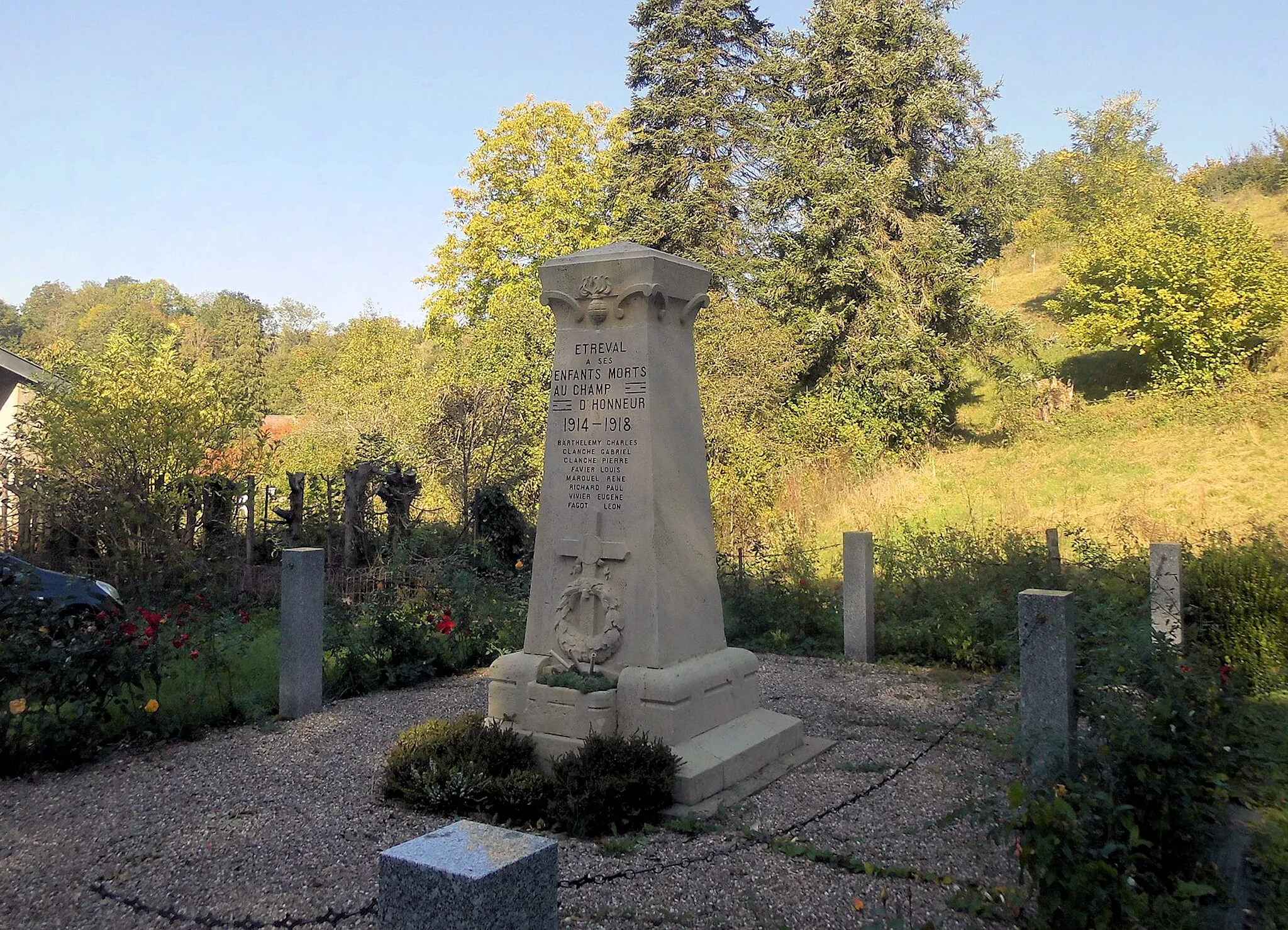 Photo showing: Le monument aux morts d'Étreval