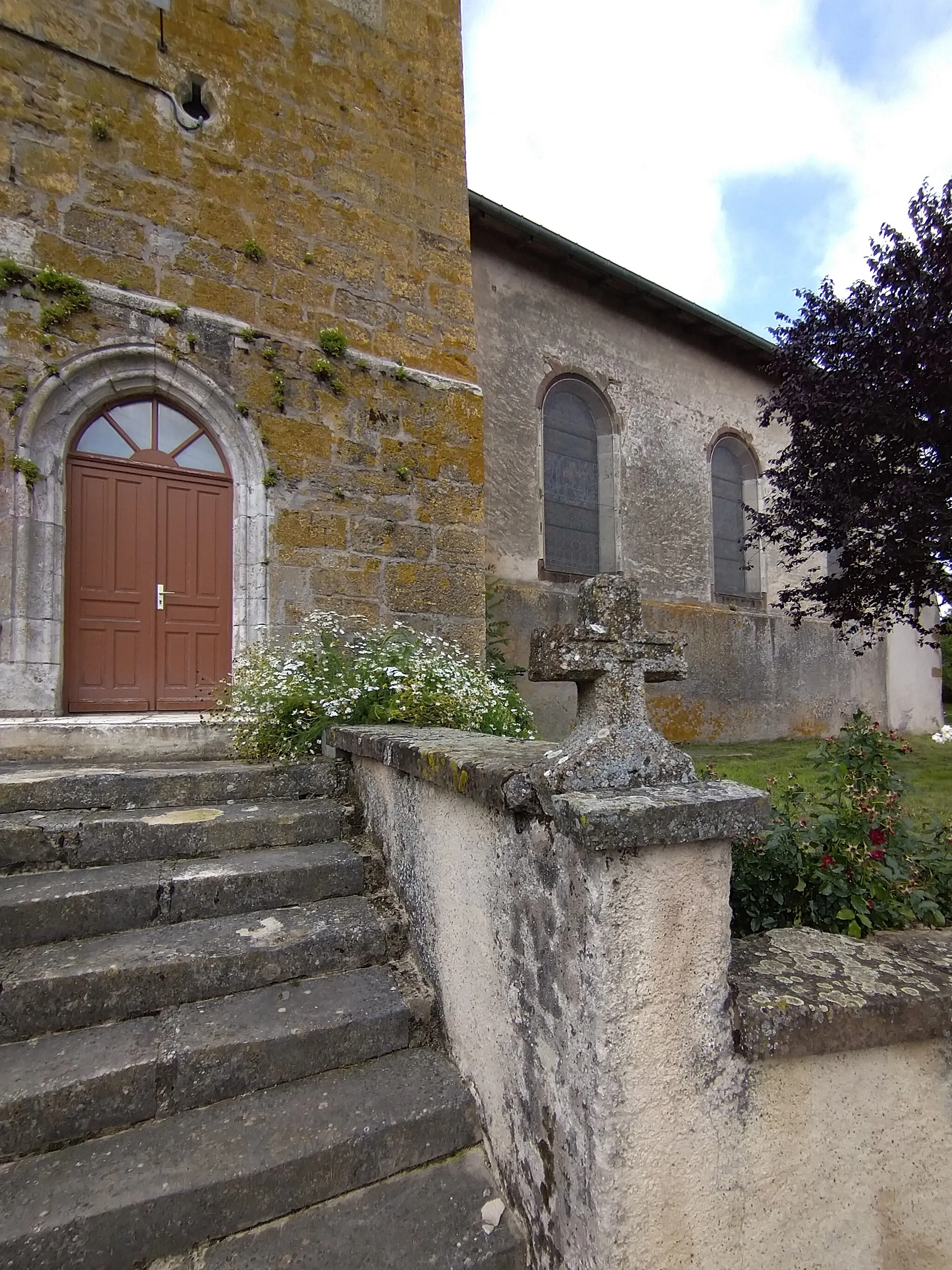 Photo showing: Fraisnes-en-Saintois (54) - Porche de l'église saint-Georges