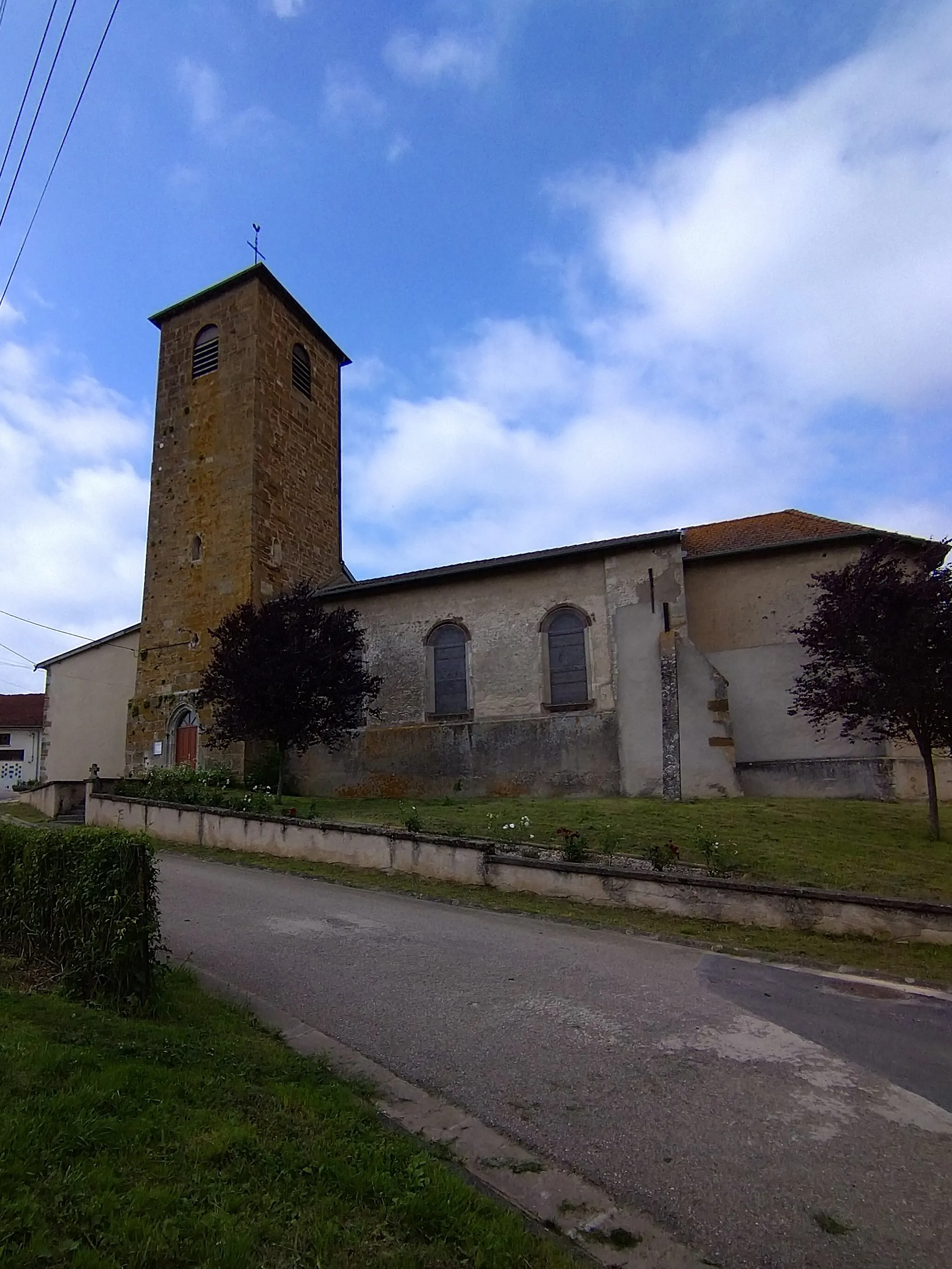 Photo showing: Fraisnes-en-Saintois (54) - Église saint-Georges avec sa tour clocher du XIIème ou XIIIème