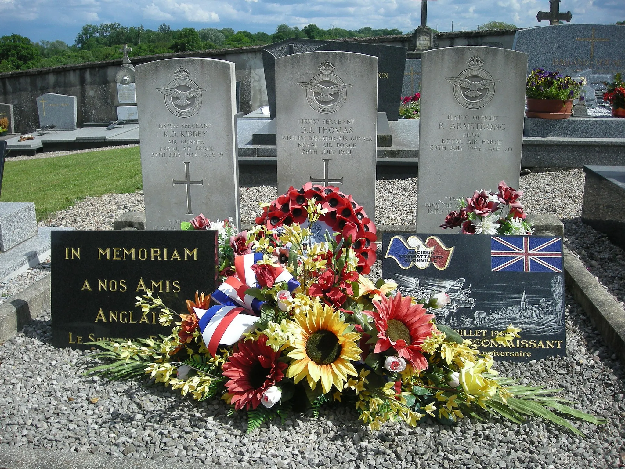 Photo showing: Tombes de 3 soldats britanniques de la Royal Air Force au cimetière de Glonville (Meurthe-et-Moselle) : Sergeant K. D. Kibbey (Air Gunner) ; Sergeant D. J. Thomas (Wireless Operator/Air Gunner) ; Flying Officer : R. Armstrong (Pilot), tombés le 29 juillet 1944 [1]