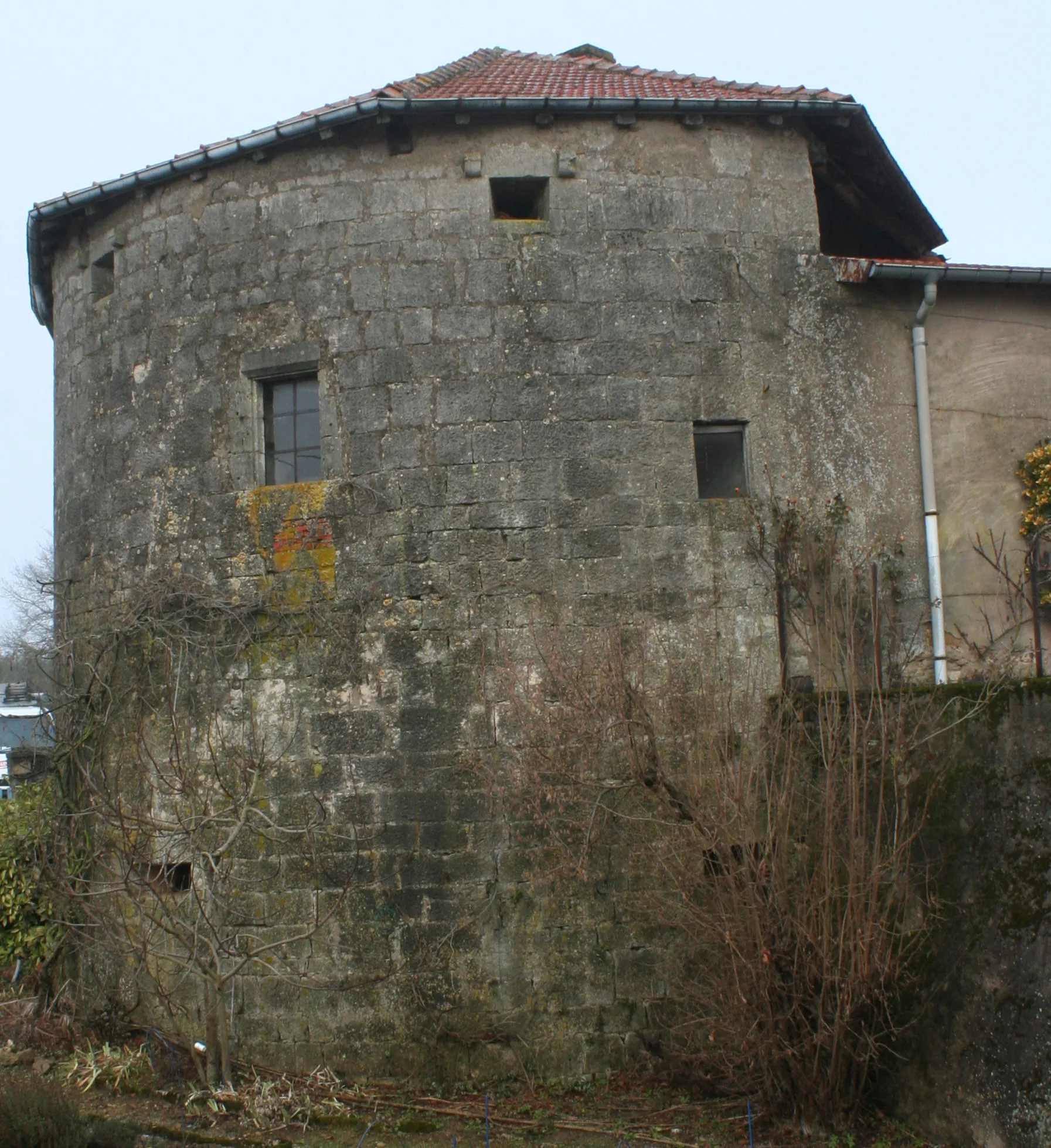 Photo showing: Maison forte de Germiny-Haut, tour d'artillerie ouest.