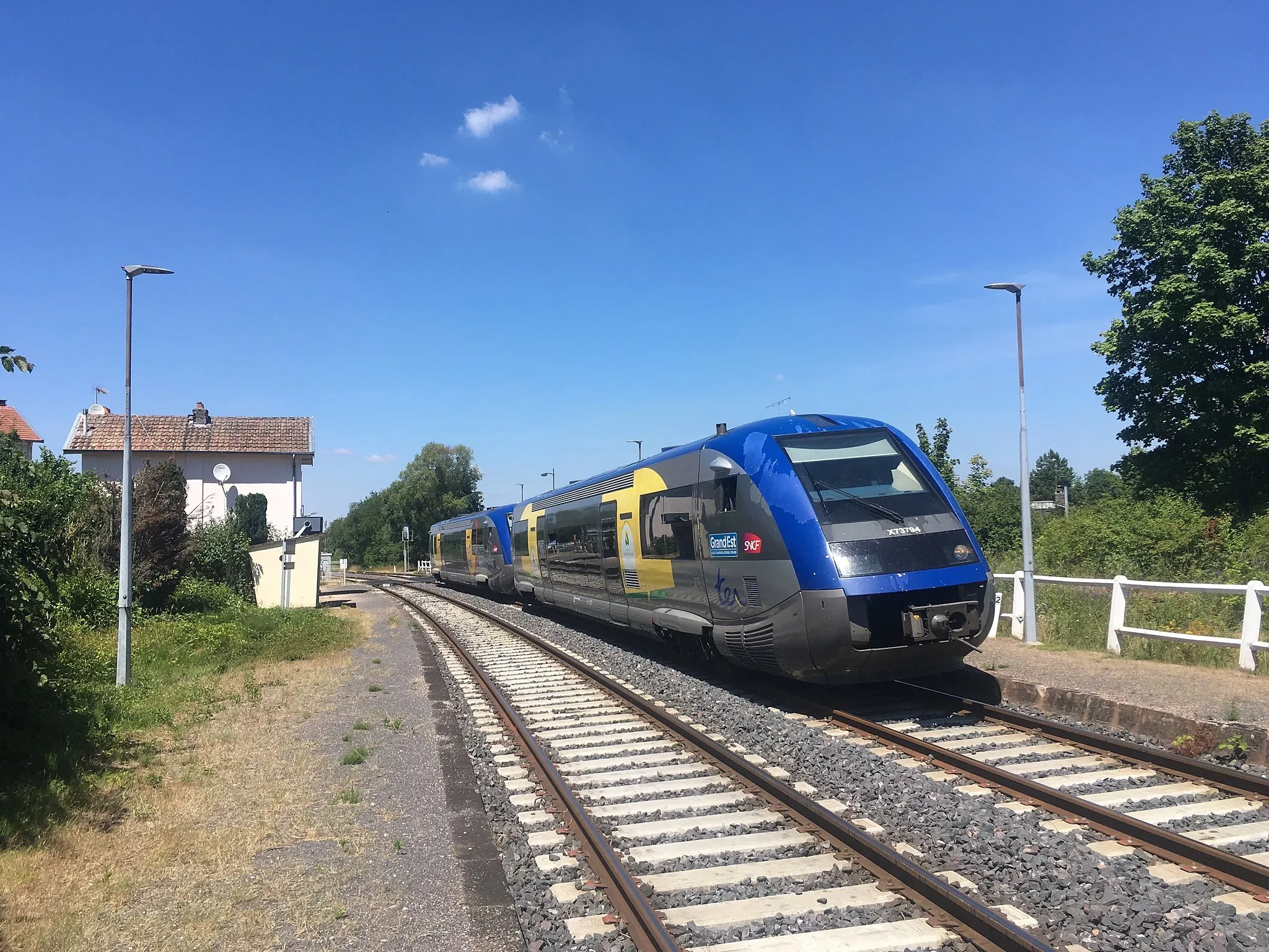 Photo showing: Arrivée d'une UM d'X 73500 à Houdemont sur un TER Grand Est Nancy - Pont-Saint-Vincent